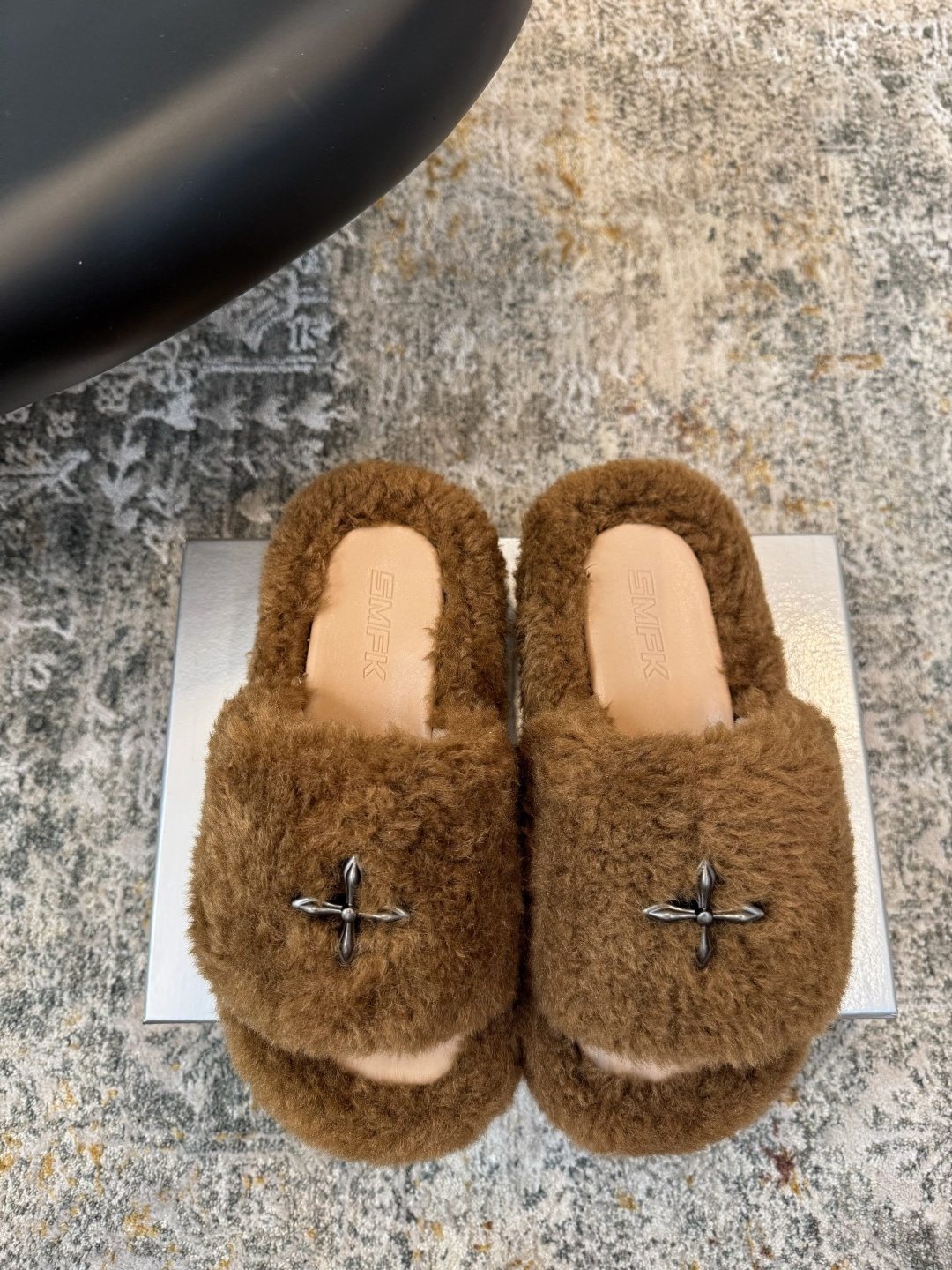 NO:461147,Batch New models are available ★Fabric Fabric Faux Fur Inner Cowhide Sole Rubber Sole Elegant Style Create a different feeling Heel height 5 cm Simple and elegant style!  Top show bdetails in the market ———————————— ⊿size. ｜35-39 (40 4142 custom made without return or exchange), fur shoes and slippers, slippers, cowhide19860909批  新款发售 ★面料 人造毛 内里 牛皮 鞋底 橡胶底 优雅风格 创造不一样的感觉 跟高 5 cm 简约气质款式！ 市场顶级 show bdetails ————————————  ⊿size. ｜35-39（40 4142定做不退换),毛毛鞋拖鞋,slippers,cowhide,Women's Shoes