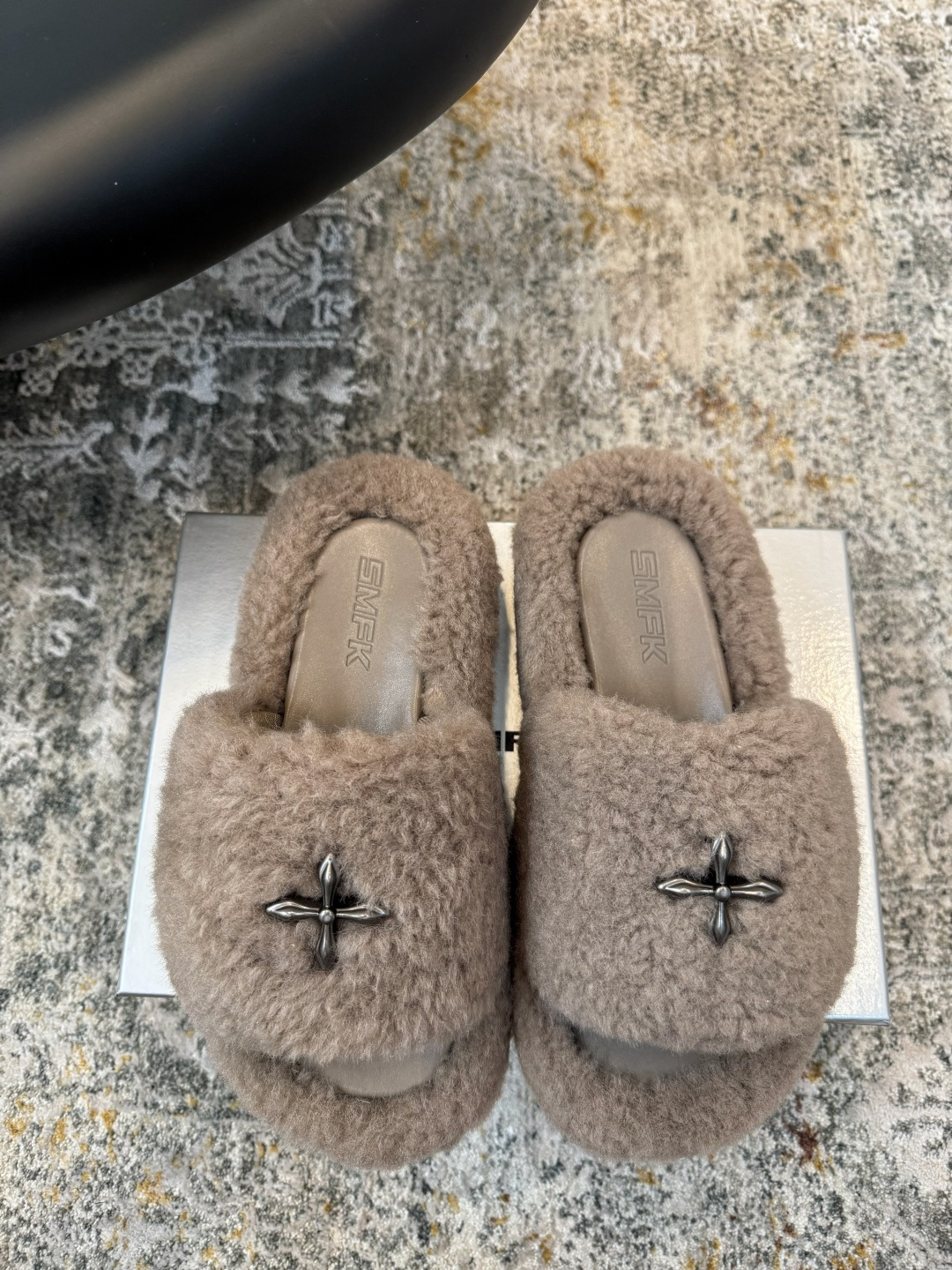 NO:461155,Batch New models are available ★Fabric Fabric Faux Fur Inner Cowhide Sole Rubber Sole Elegant Style Create a different feeling Heel height 5 cm Simple and elegant style!  Top show bdetails in the market ———————————— ⊿size. ｜35-39 (40 4142 custom made without return or exchange), fur shoes and slippers, slippers, cowhide19860909批  新款发售 ★面料 人造毛 内里 牛皮 鞋底 橡胶底 优雅风格 创造不一样的感觉 跟高 5 cm 简约气质款式！ 市场顶级 show bdetails ————————————  ⊿size. ｜35-39（40 4142定做不退换),毛毛鞋拖鞋,slippers,cowhide,Women's Shoes