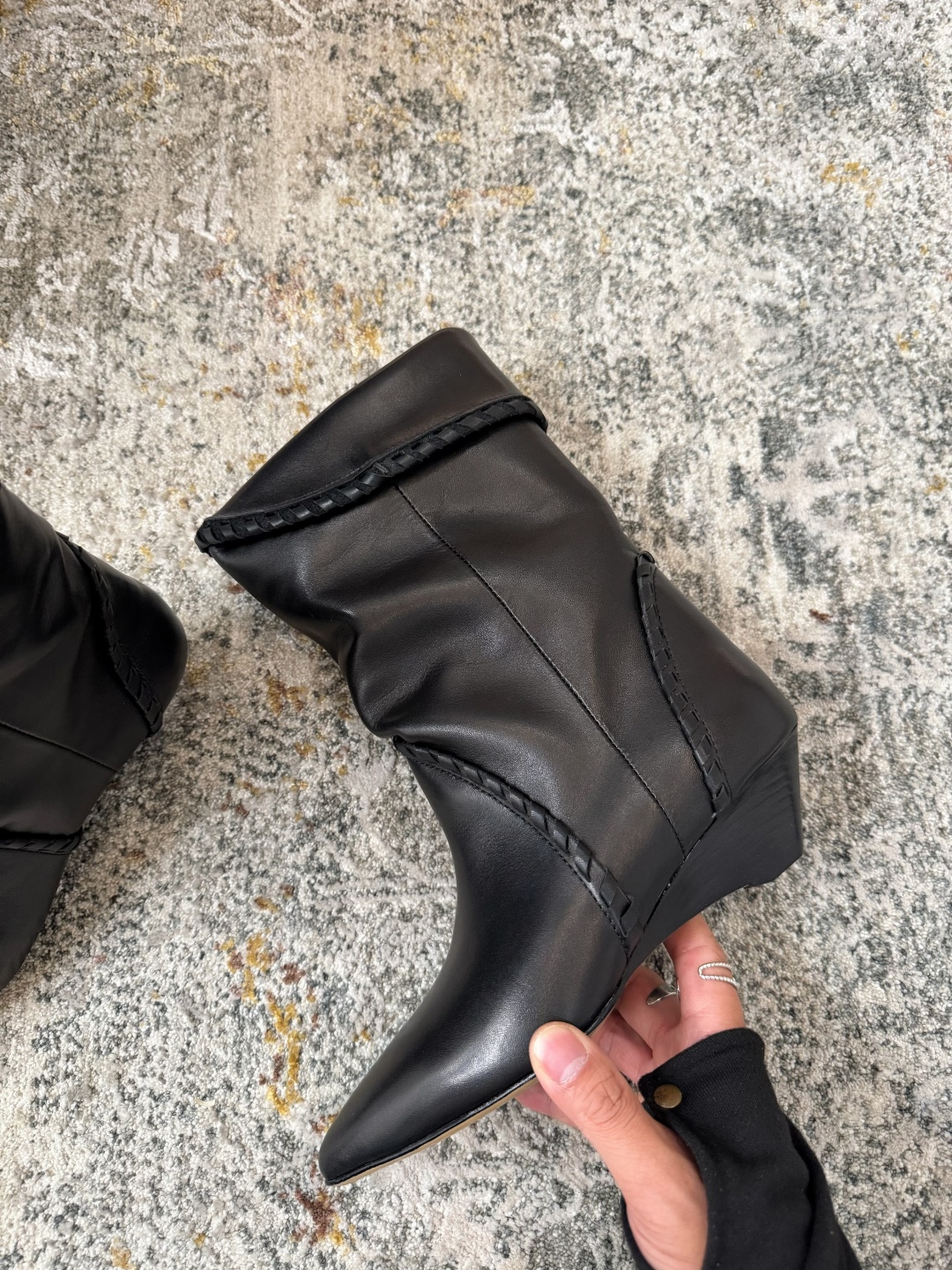 Bottes Isabel Marant en cuir noir avec talon compensé et détails tressés