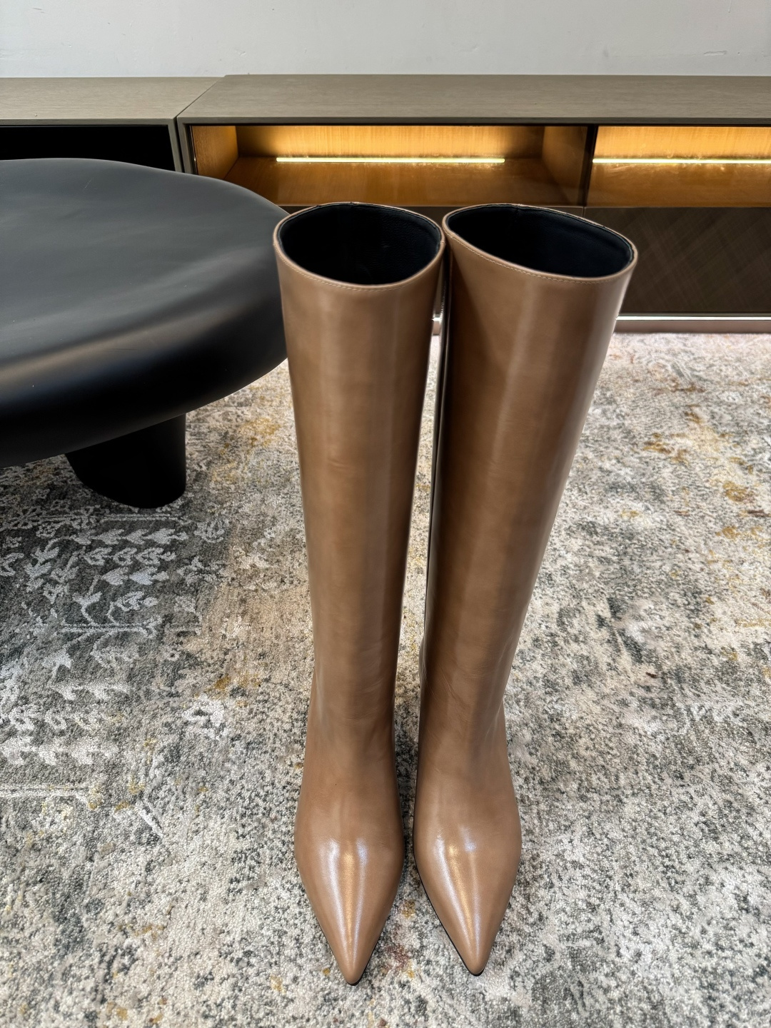 NO:534983,Top version ★Fabric wax leather inner sheepskin sole Italian leather outsole elegant style Create a different feeling Heel height 5 cm Special packaging Simple and elegant style!  Top show bdetails in the market ———————————— ⊿size. ｜35-40 (40 41 42 Customized non-returning), boots, boots, sheepskin, Leather soles19860909顶级版 ★面料牛蜡皮 内里 羊皮 鞋底 意大利真皮大底 优雅风格 创造不一样的感觉 跟高 5 cm 专柜包装 简约气质款式！ 市场顶级 show bdetails ————————————  ⊿size. ｜35-40（40 41 42 定制不退换）,靴子,boots,sheepskin,Leather soles,Women's Shoes