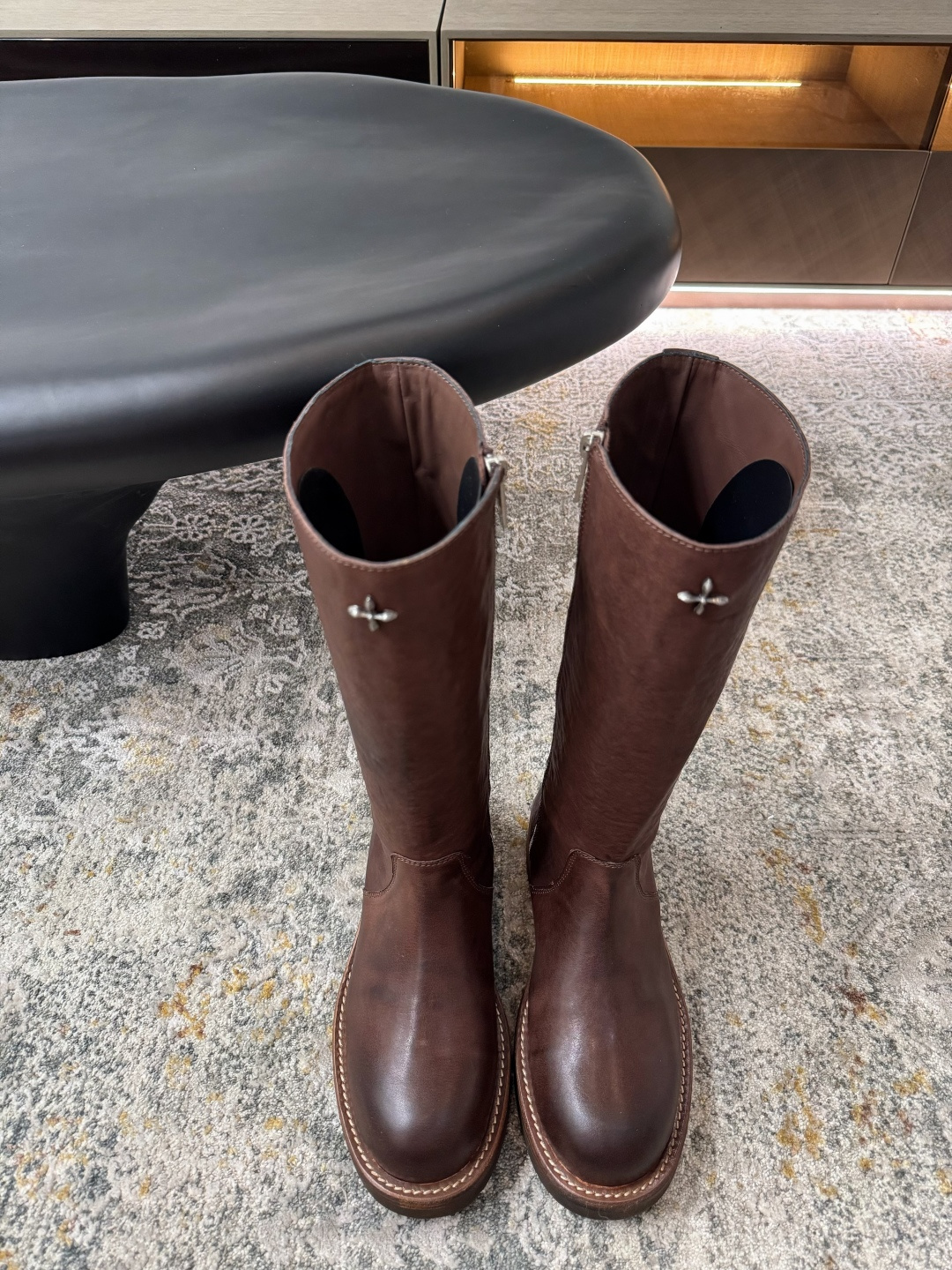 NO:558281,New model on sale ★Material: cowhide, lining, cowhide, rubber sole, elegant style, creating a different feeling, heel height 5.5 cm, simple and elegant style!  Top show bdetails on the market ———————————— ⊿size. |35-39 (40 4142 customized, non-refundable),,cowhide19860909新款发售 ★面料 牛皮 内里 牛皮 鞋底橡胶底 优雅风格 创造不一样的感觉 跟高 5.5 cm 简约气质款式！ 市场顶级 show bdetails ————————————  ⊿size. ｜35-39（40 4142定做不退换),,cowhide,Men's shoes