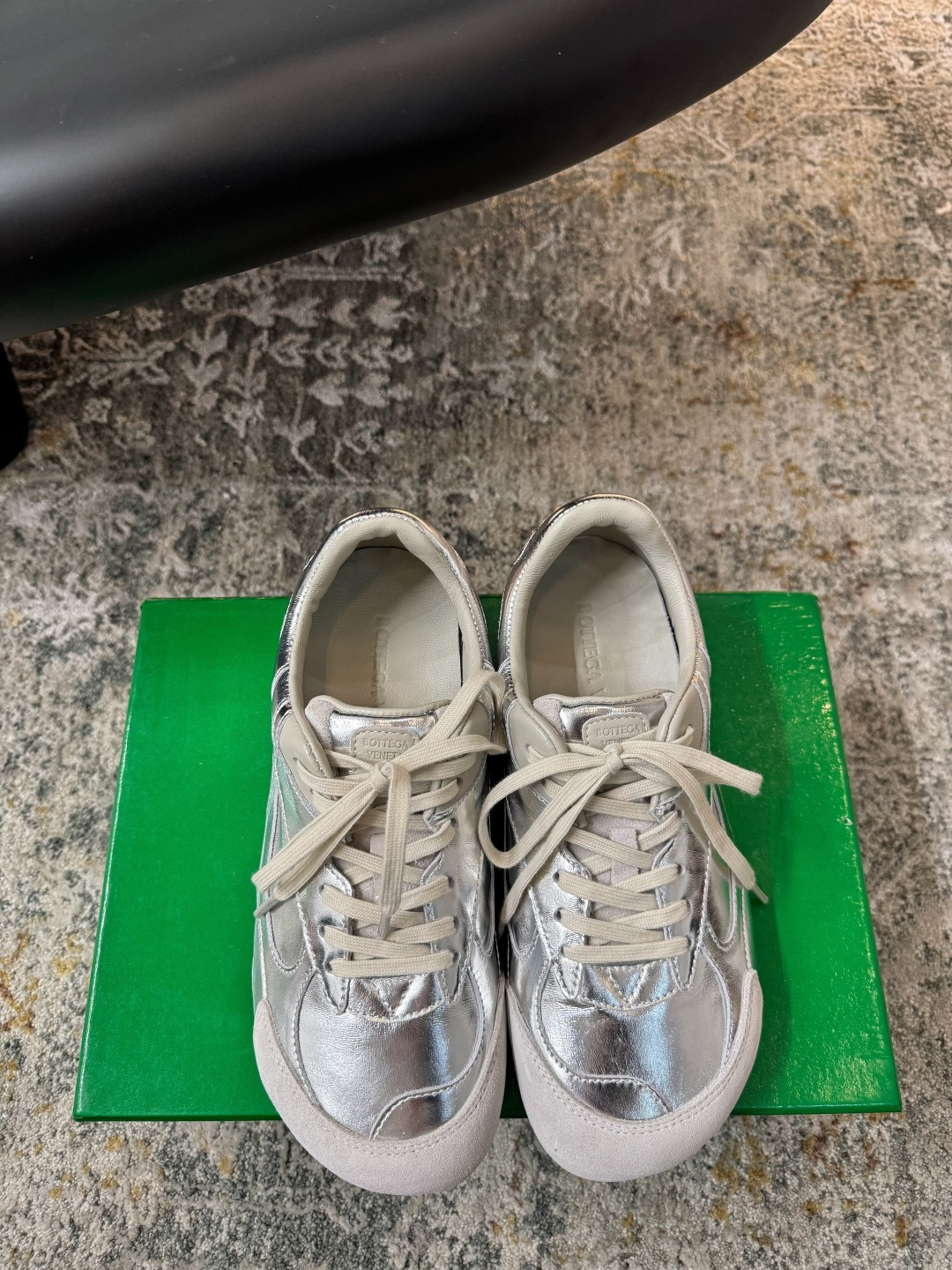 NO:604393,New arrivals in early spring. Fabric: Cow suede. Lining: Sheepskin. Sole. Rubber sole. Elegant style. Creates a different feeling. Heel height: 2 cm. Counter packaging. Simple and elegant style!  show bdetails —————————— size. ｜35-39 (40 customized),,sheepskin19860909早春新品  面料 牛反绒  内里 羊皮 鞋底 橡胶底 优雅风格 创造不一样的感觉 跟高2 cm 专柜包装 简约气质款式！ show bdetails ———————————— size. ｜35-39（40 定制）,,sheepskin,Men's shoes