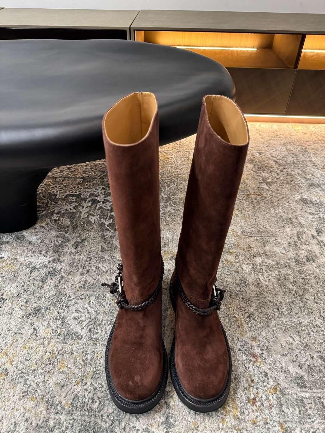 NO:604403,New model on sale ★Fabric: Cow suede Lining: Cowhide Sole: Rubber sole Elegant style Creates a different feeling Heel height 3 cm Simple temperament style!  Top show bdetails on the market ———————————— ⊿size. |35-39 (40 4142 customized, non-refundable),,cowhide19860909新款发售 ★面料 牛反绒 内里 牛皮 鞋底橡胶底 优雅风格 创造不一样的感觉 跟高 3 cm 简约气质款式！ 市场顶级 show bdetails ————————————  ⊿size. ｜35-39（40 4142定做不退换),,cowhide,Men's shoes