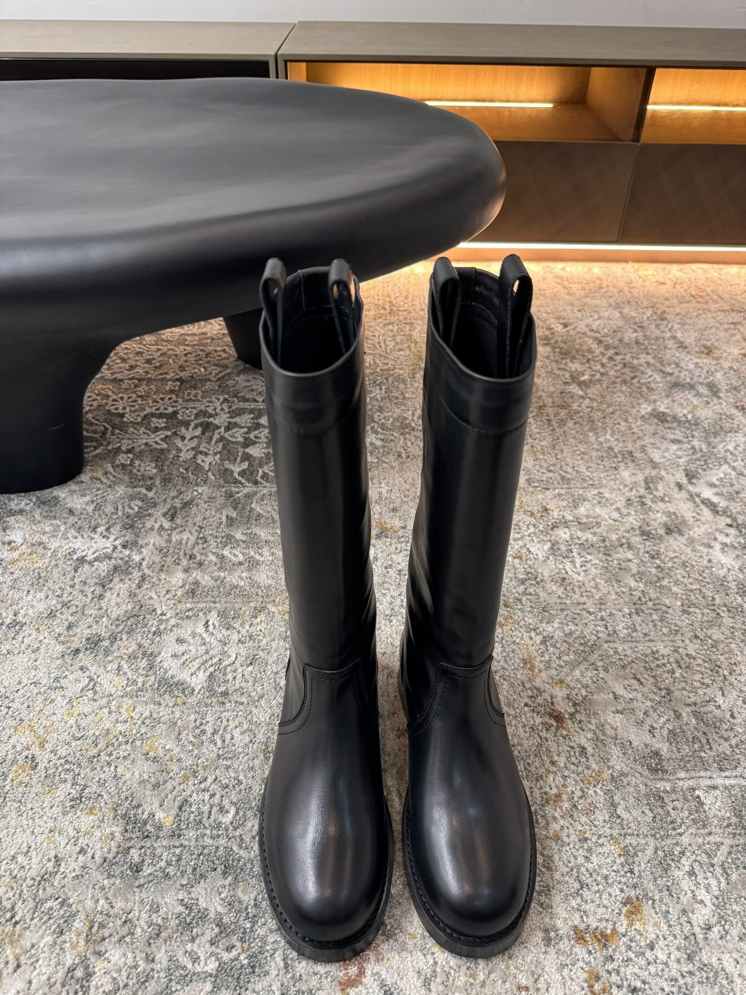 NO:604352,New ★Material cowhide lining sheepskin sole cowhide elegant style creates a different feeling heel height 2.5 cm counter packaging simple temperament style!  Top show bdetails on the market ———————————— ⊿size.｜35-40 (40 41 customized and non-returnable),,cowhide,sheepskin19860909上新 ★面料 牛皮 内里 羊皮 鞋底 牛皮 优雅风格 创造不一样的感觉 跟高 2.5 cm 专柜包装 简约气质款式！ 市场顶级 show bdetails ————————————  ⊿size. ｜35-40（40 41 定制不退换）,,cowhide,sheepskin,Men's shoes