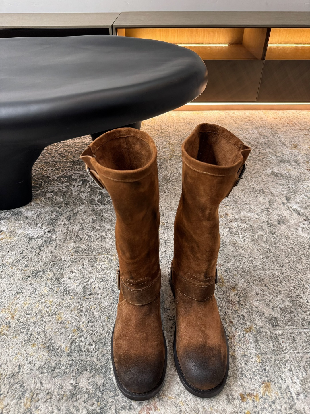 NO:604358,New ★Material: cowhide, lining, sheepskin, sole, rubber sole, elegant style, creating a different feeling, heel height 2.5 cm, counter packaging, simple and elegant style!  Top show bdetails on the market ———————————— ⊿size.｜35-40 (40 41 customized and non-returnable),,cowhide,sheepskin19860909上新 ★面料 牛皮 内里 羊皮 鞋底 橡胶底 优雅风格 创造不一样的感觉 跟高 2.5 cm 专柜包装 简约气质款式！ 市场顶级 show bdetails ————————————  ⊿size. ｜35-40（40 41 定制不退换）,,cowhide,sheepskin,Men's shoes