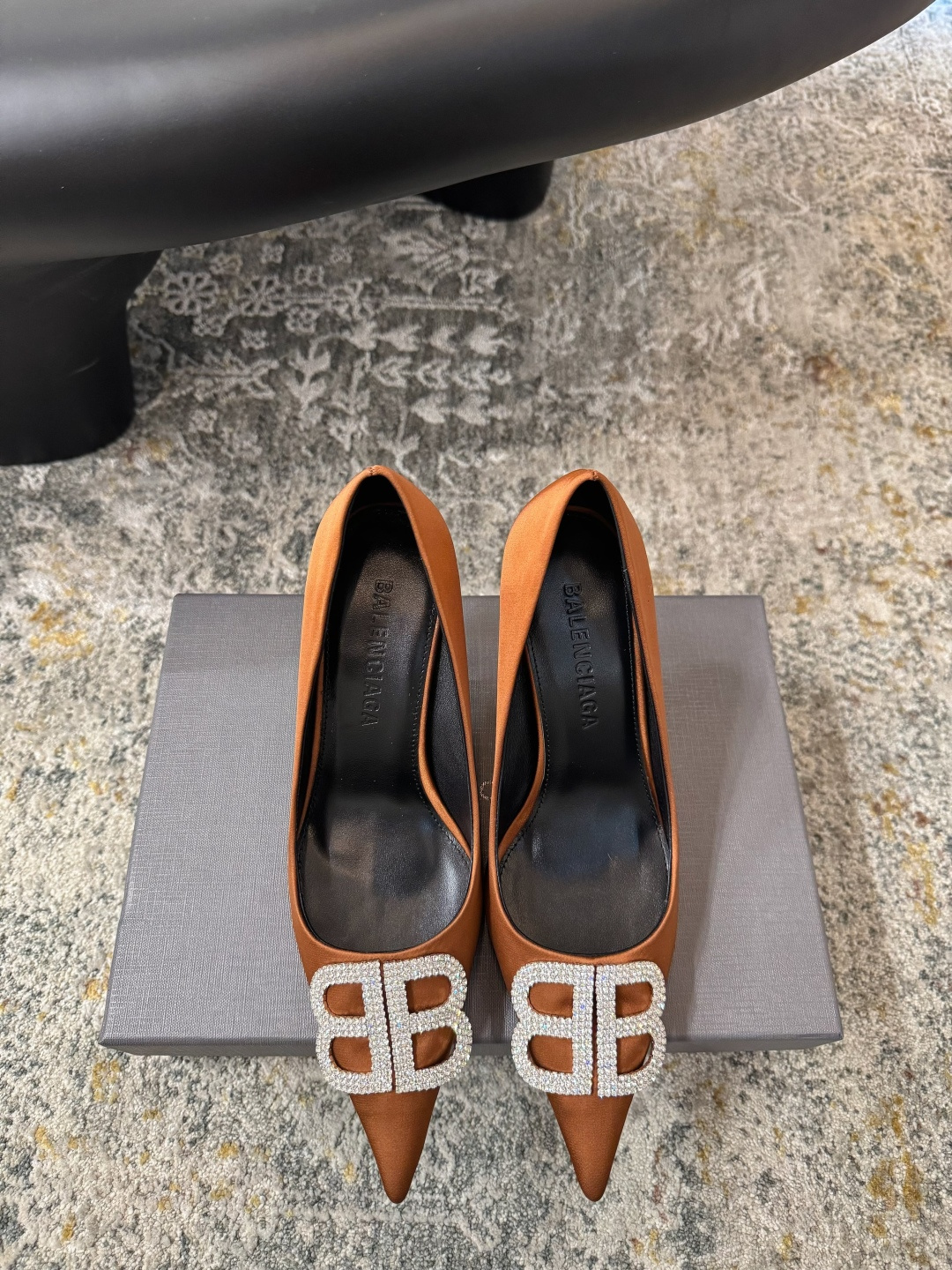 NO:649059,Temperament small shoes ★Material: silk, sheepskin lining, cowhide sole, elegant style, creating a different feeling, heel height 7.5 cm, simple and elegant style!  Top show bdetails in the market ———————————— ⊿size.｜35-40 (40 customized), high heels, single shoes, high heels, cowhide, sheepskin, real silk19860909气质小单鞋 ★面料 真丝 内里羊皮 鞋底牛皮底 优雅风格 创造不一样的感觉 跟高 7.5 cm 简约气质款式！ 市场顶级 show bdetails ————————————  ⊿size. ｜35-40（40 定制）,高跟鞋单鞋,high heels,cowhide,sheepskin,real silk,Women's Shoes