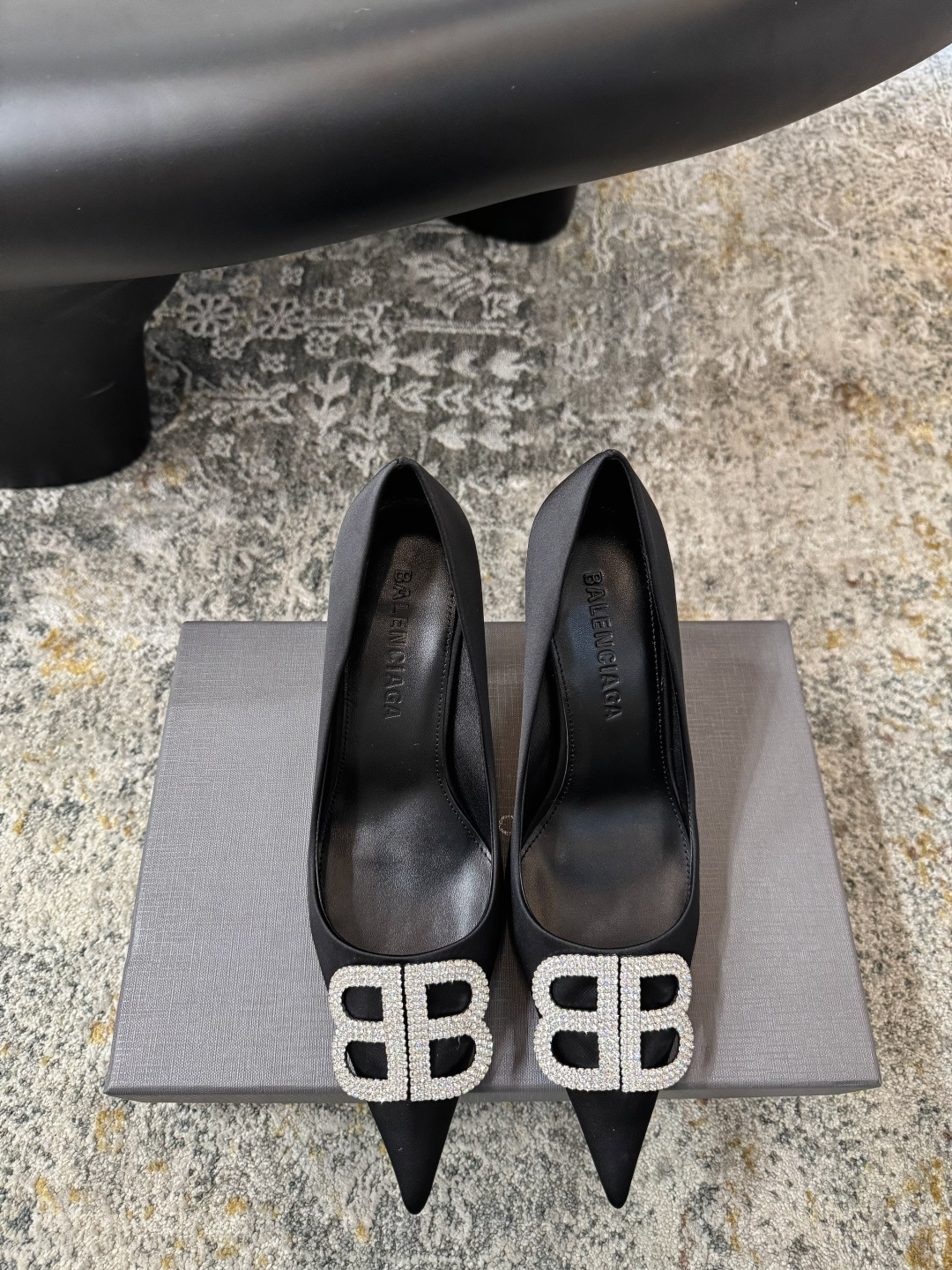 NO:649068,Temperament small shoes ★Material: silk, sheepskin lining, cowhide sole, elegant style, creating a different feeling, heel height 7.5 cm, simple and elegant style!  Top show bdetails in the market ———————————— ⊿size.｜35-40 (40 customized), high heels, single shoes, high heels, cowhide, sheepskin, real silk19860909气质小单鞋 ★面料 真丝 内里羊皮 鞋底牛皮底 优雅风格 创造不一样的感觉 跟高 7.5 cm 简约气质款式！ 市场顶级 show bdetails ————————————  ⊿size. ｜35-40（40 定制）,高跟鞋单鞋,high heels,cowhide,sheepskin,real silk,Women's Shoes