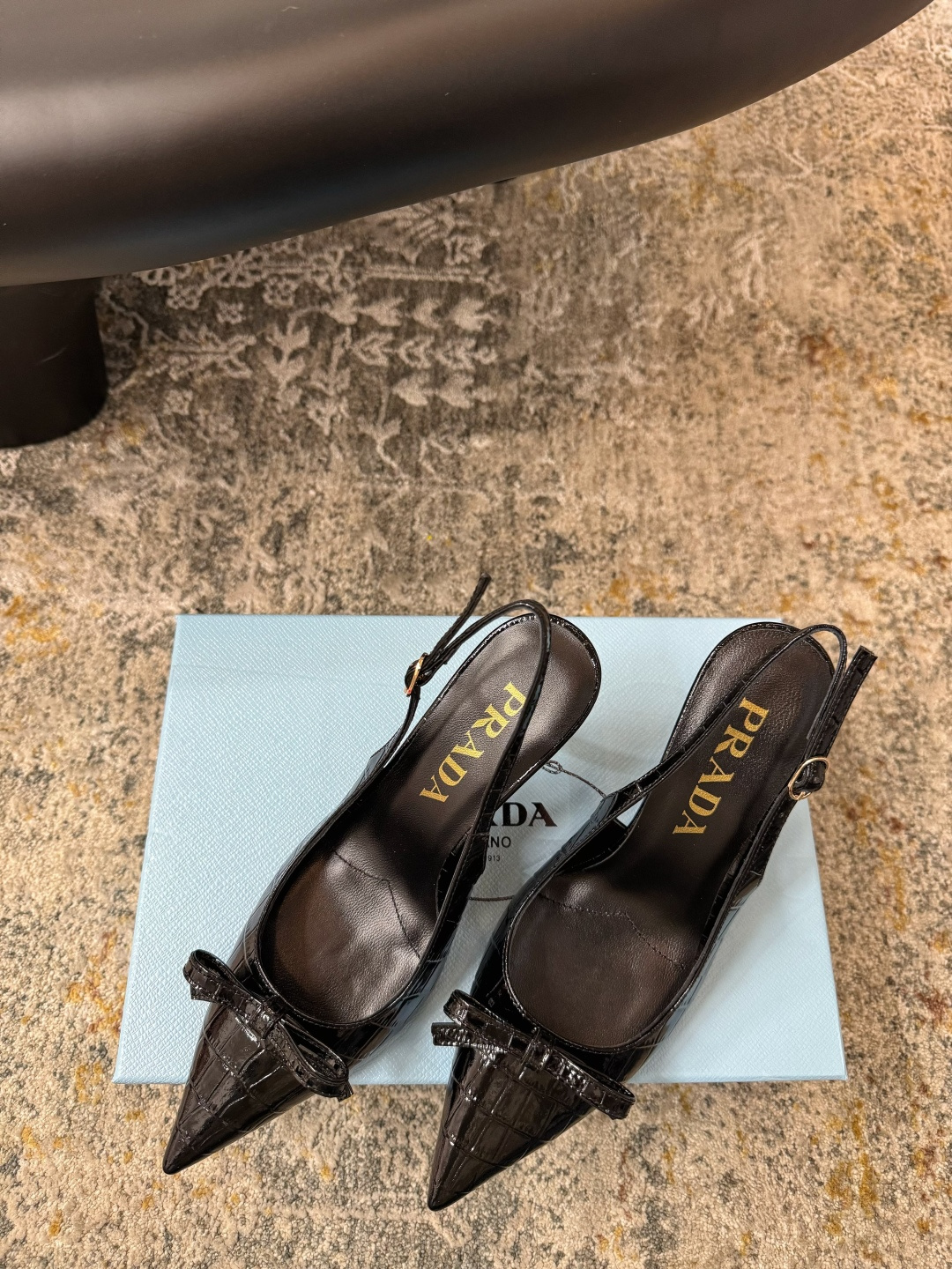 Prada 𝑷𝒓𝒂𝒅𝒂 𝟐𝟔𝒇𝒘 气质小单鞋