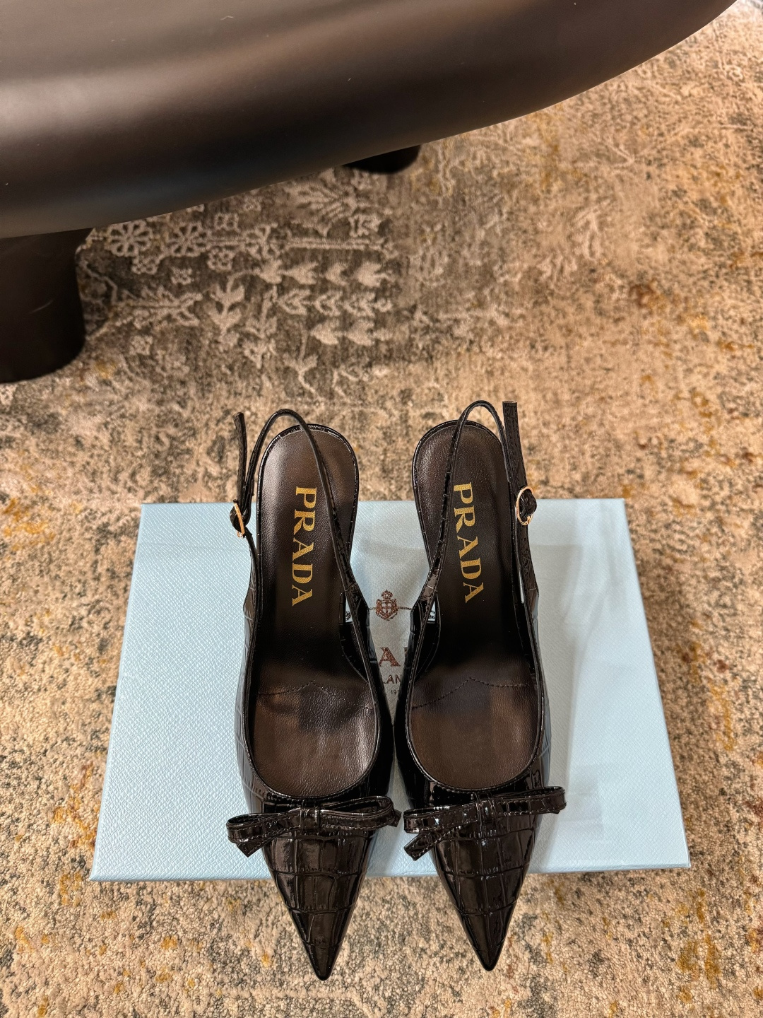Prada 𝑷𝒓𝒂𝒅𝒂 𝟐𝟔𝒇𝒘 气质小单鞋