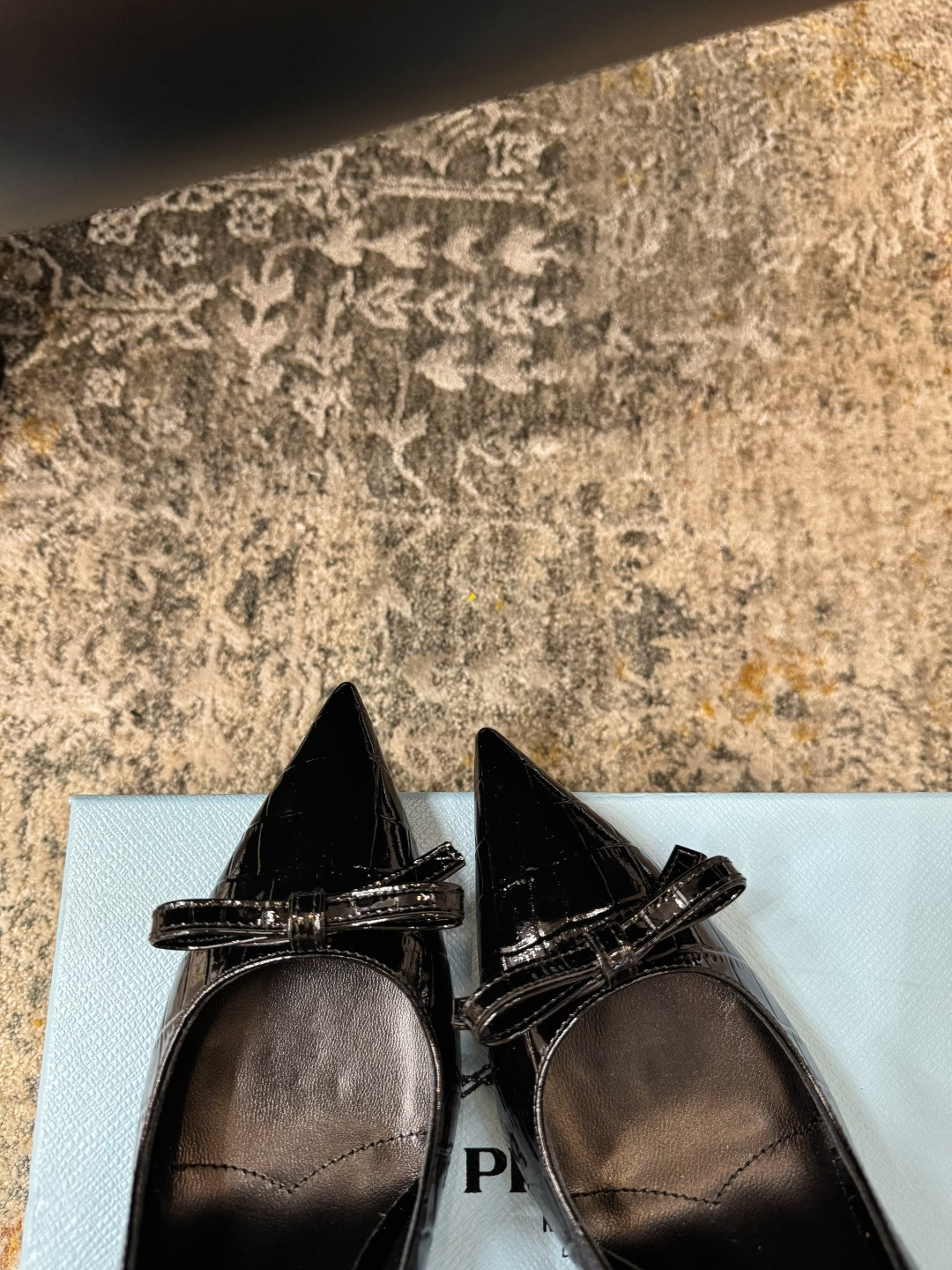 Prada 𝑷𝒓𝒂𝒅𝒂 𝟐𝟔𝒇𝒘 气质小单鞋