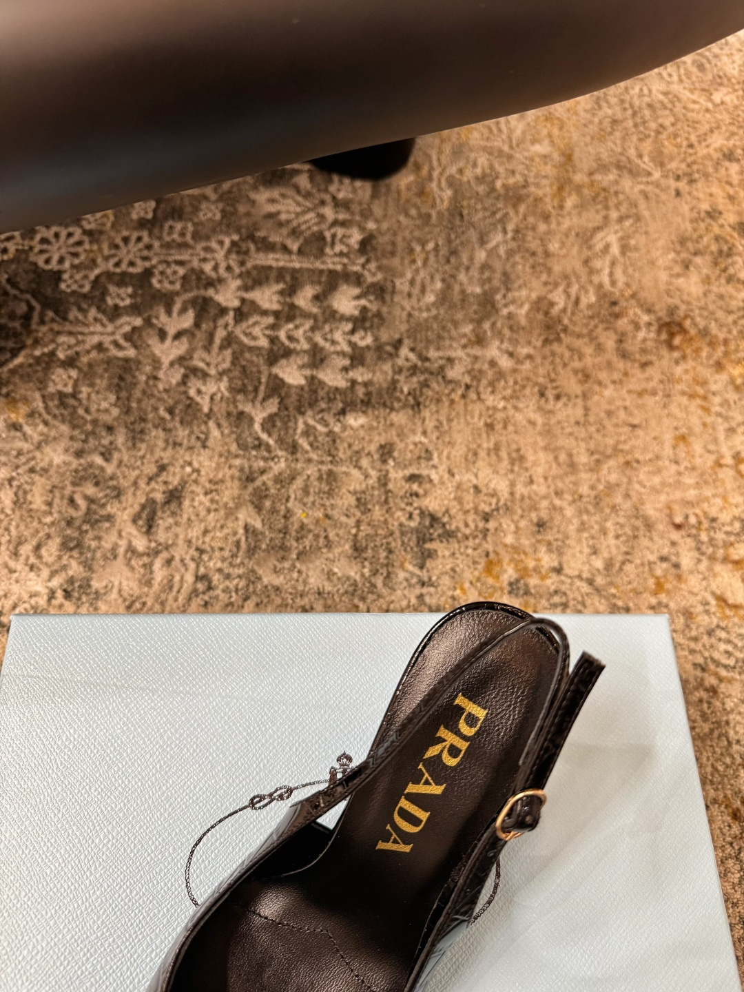 Prada 𝑷𝒓𝒂𝒅𝒂 𝟐𝟔𝒇𝒘 气质小单鞋