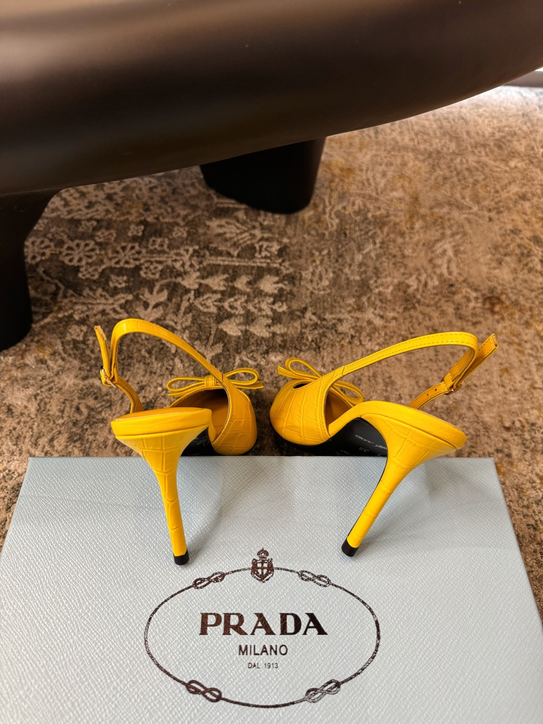 Prada 𝑷𝒓𝒂𝒅𝒂 𝟐𝟔𝒇𝒘 气质小单鞋