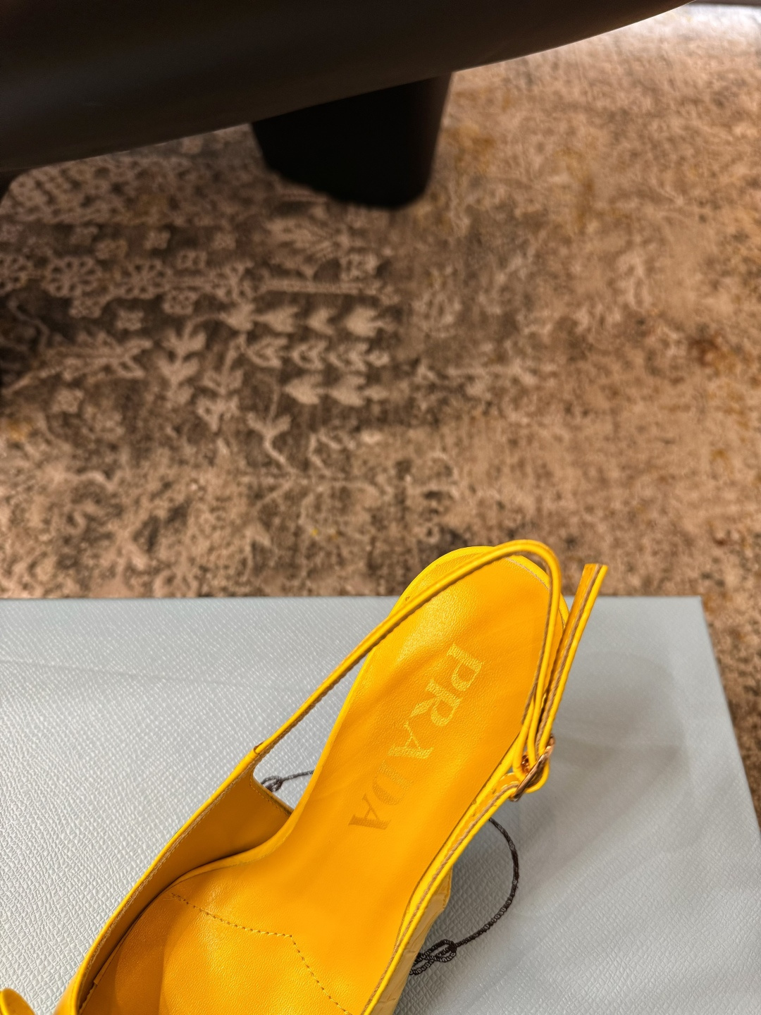 Prada 𝑷𝒓𝒂𝒅𝒂 𝟐𝟔𝒇𝒘 气质小单鞋
