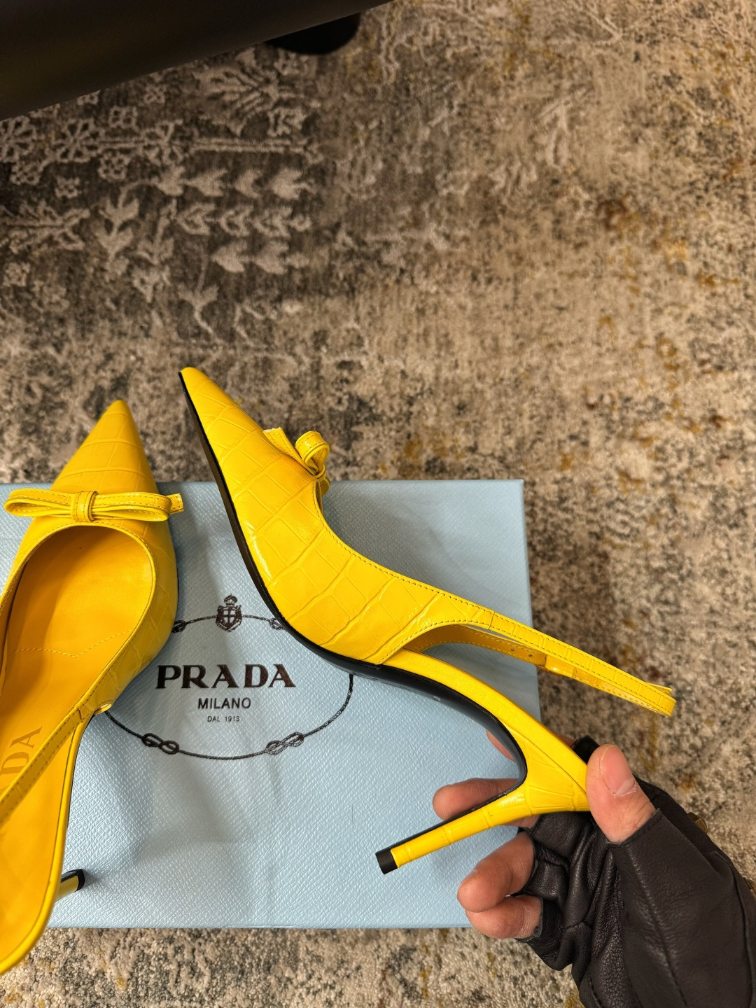 Prada 𝑷𝒓𝒂𝒅𝒂 𝟐𝟔𝒇𝒘 气质小单鞋