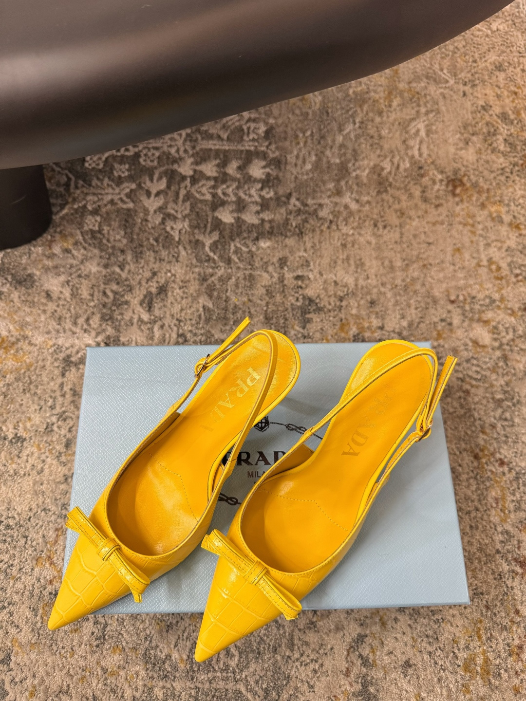 Prada 𝑷𝒓𝒂𝒅𝒂 𝟐𝟔𝒇𝒘 气质小单鞋