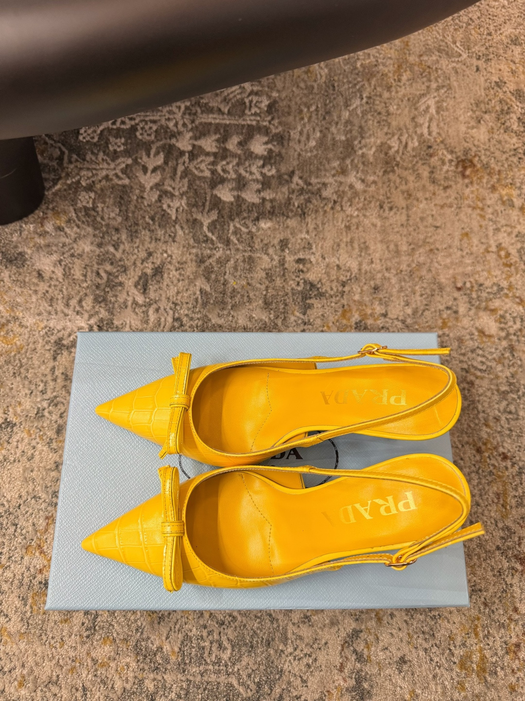Prada 𝑷𝒓𝒂𝒅𝒂 𝟐𝟔𝒇𝒘 气质小单鞋