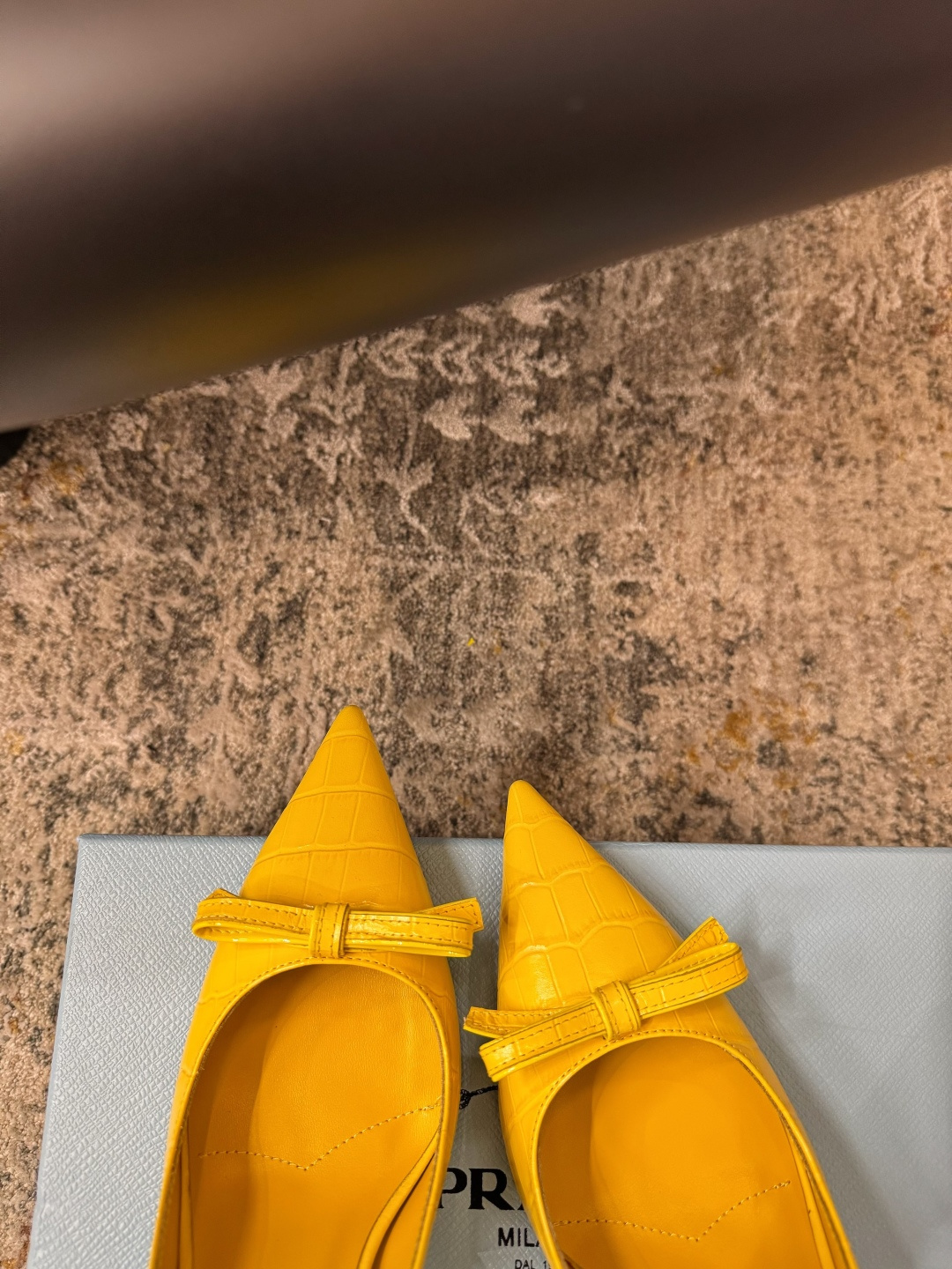 Prada 𝑷𝒓𝒂𝒅𝒂 𝟐𝟔𝒇𝒘 气质小单鞋