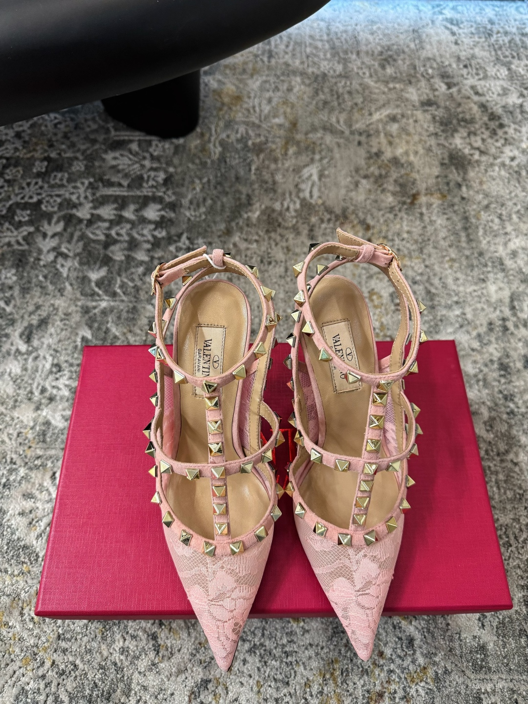 Женские туфли Valentino розовые с заклепками на каблуке
