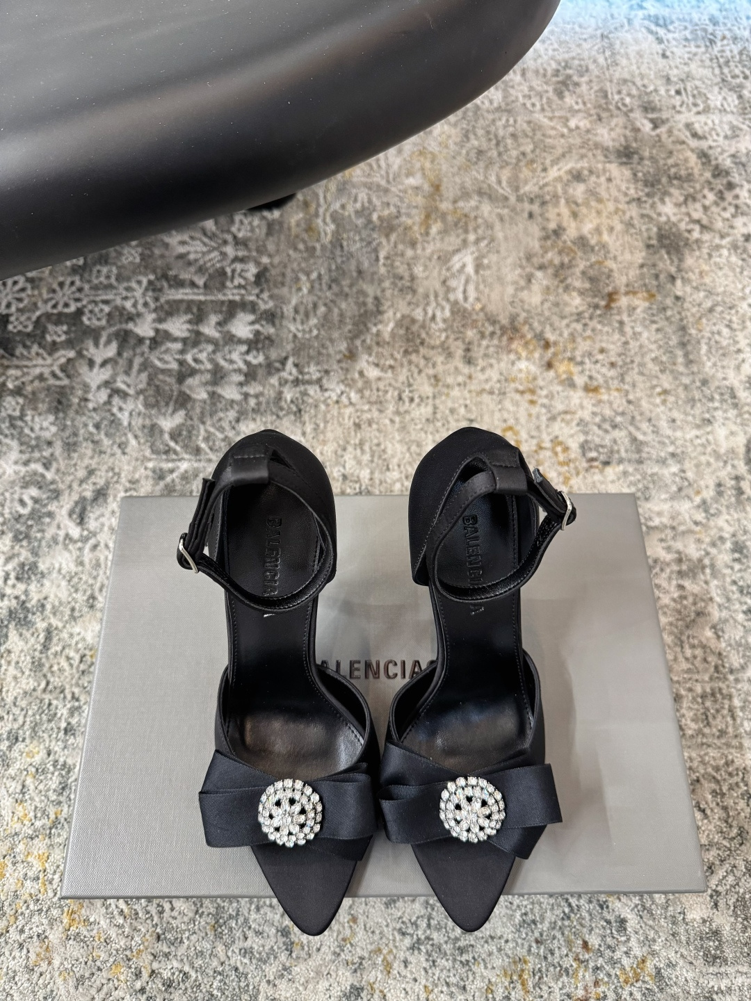 NO:747153,Temperament small shoes ★Material: silk, sheepskin lining, cowhide sole, elegant style, creating a different feeling, heel height 7.5 cm, simple and elegant style!  Top show bdetails in the market ———————————— ⊿size.｜35-40 (40 customized), high heels, single shoes, high heels, cowhide, sheepskin, real silk19860909气质小单鞋 ★面料 真丝 内里羊皮 鞋底牛皮底 优雅风格 创造不一样的感觉 跟高 7.5 cm 简约气质款式！ 市场顶级 show bdetails ————————————  ⊿size. ｜35-40（40 定制）,高跟鞋单鞋,high heels,cowhide,sheepskin,real silk,Women's Shoes