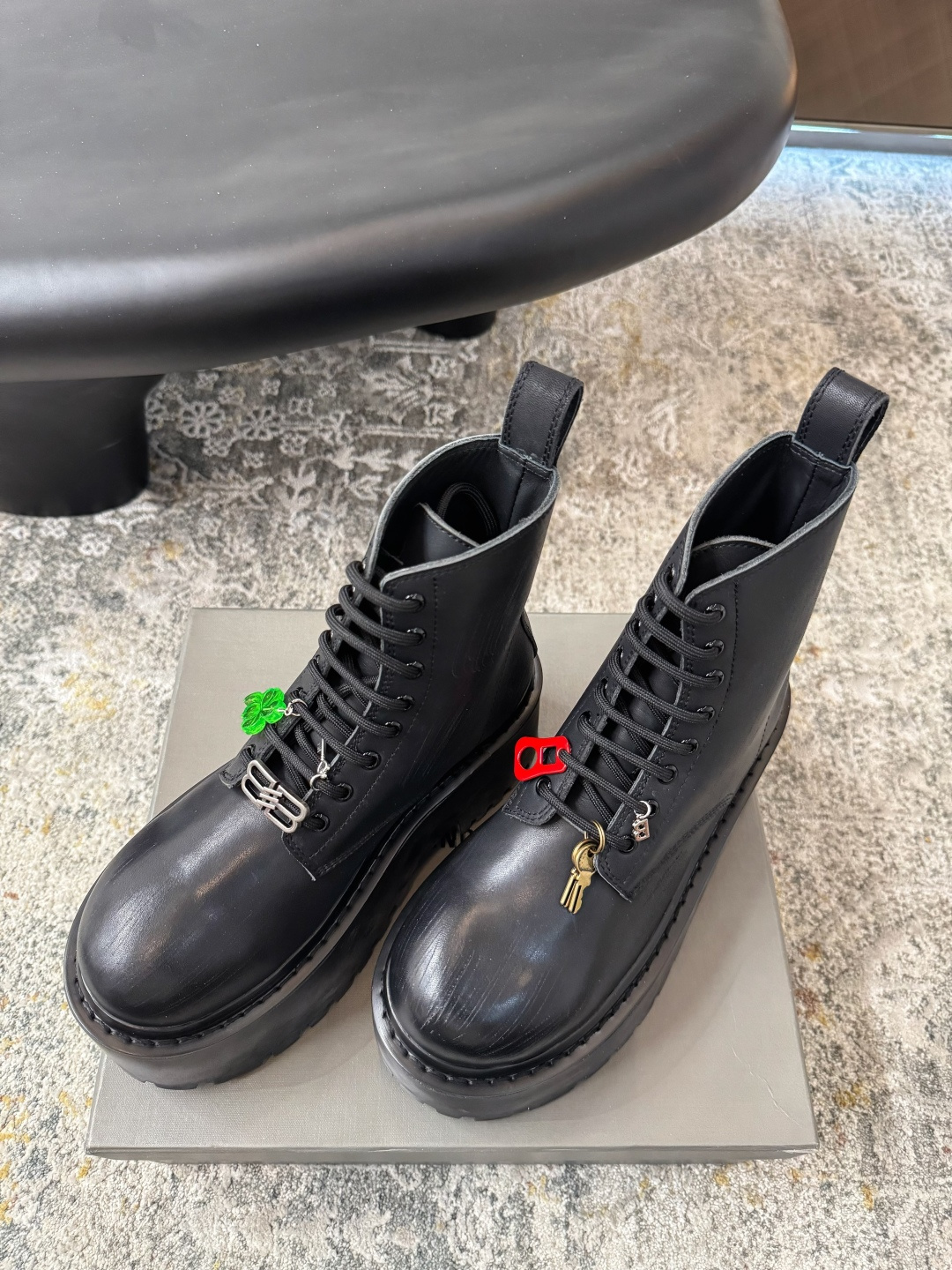 Balenciaga 𝑩𝒂𝒍𝒆𝒏𝒄𝒊𝒂𝒈𝒂 𝟐𝟔𝑭𝑾 新品上架