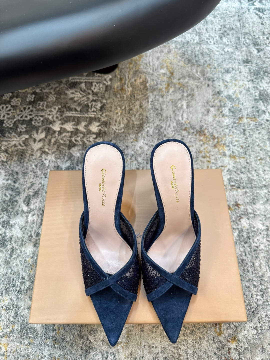 NO:889425,New product in early spring. Fabric: sheep suede + Swarovski diamonds. Tiptoe lining. Sheepskin. Genuine leather outsole. Elegant style. Creates a different feeling. Heel height 10.5 cm. Counter packaging. Simple and elegant style!  Top show bdetails in the market ———————————— ⊿size.｜35-40 (40 41 42 customization is not returnable), high heels, swarovski, high heels, sheepskin, Leather soles19860909早春新品 面料羊反绒 ＋施华洛世奇钻石 内里踮脚 羊皮 鞋底真皮大底 优雅风格 创造不一样的感觉 跟高 10.5 cm 专柜包装 简约气质款式！ 市场顶级 show bdetails ————————————  ⊿size. ｜35-40（40 41 42定制不退换）,高跟鞋,swarovski,high heels,sheepskin,Leather soles,Women's Shoes