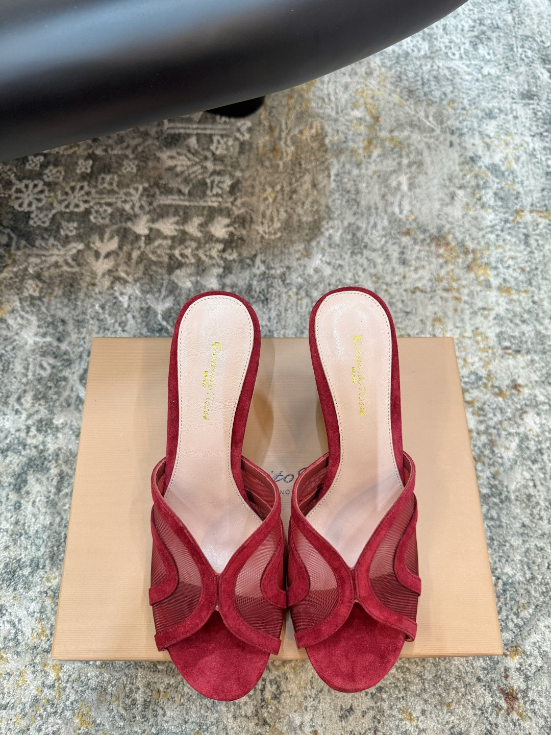 NO:889430,New arrival in early spring. Fabric: sheep suede. Lining is tiptoe. Sheepskin. Genuine leather outsole. Elegant style. Creates a different feeling. Heel height 8.5 cm. Counter packaging. Simple and elegant style!  Top show bdetails in the market ———————————— ⊿size.｜35-40 (40 41 42 customization is non-refundable), high heels, high heels, sheepskin, Leather soles19860909早春新品 面料羊反绒 内里踮脚 羊皮 鞋底真皮大底 优雅风格 创造不一样的感觉 跟高 8.5 cm 专柜包装 简约气质款式！ 市场顶级 show bdetails ————————————  ⊿size. ｜35-40（40 41 42定制不退换）,高跟鞋,high heels,sheepskin,Leather soles,Women's Shoes