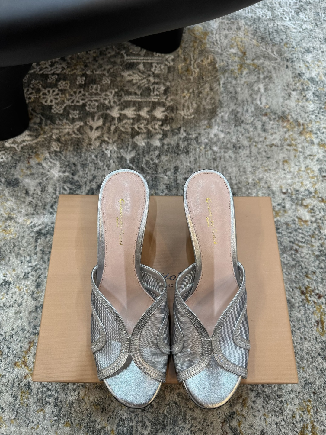 NO:889436,New arrivals in early spring. Fabric: Sheep suede + Swarovski diamonds. Tiptoe lining. Sheepskin. Genuine leather outsole. Elegant style. Creates a different feeling. Heel height 8.5 cm. Counter packaging. Simple and elegant style!  Top show bdetails in the market ———————————— ⊿size.｜35-40 (40 41 42 customization is not returnable), high heels, swarovski, high heels, sheepskin, Leather soles19860909早春新品 面料羊反绒 ＋施华洛世奇钻石 内里踮脚 羊皮 鞋底真皮大底 优雅风格 创造不一样的感觉 跟高 8.5 cm 专柜包装 简约气质款式！ 市场顶级 show bdetails ————————————  ⊿size. ｜35-40（40 41 42定制不退换）,高跟鞋,swarovski,high heels,sheepskin,Leather soles,Women's Shoes