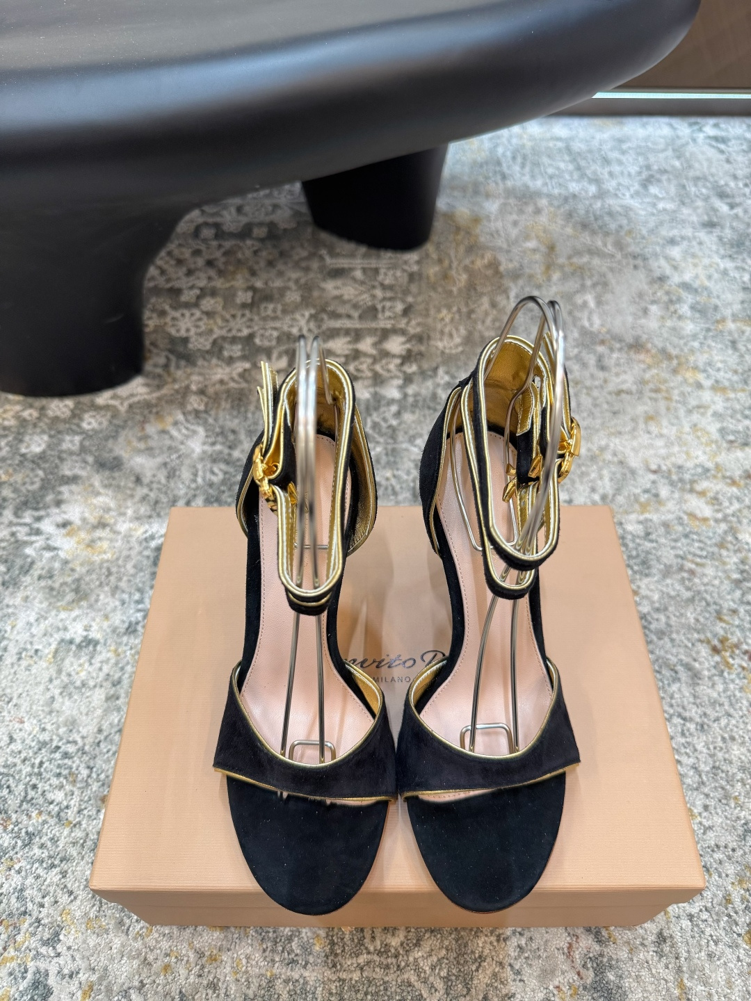 NO:889441,New arrival in early spring. Fabric: Sheep suede. Lining is tiptoe. Sheepskin. Genuine leather outsole. Elegant style. Creates a different feeling. Heel height 10.5 8.5 cm. Counter packaging. Simple and elegant style!  Top show bdetails in the market ———————————— ⊿size.｜35-40 (40 41 42 customization is non-refundable), high heels, high heels, sheepskin, Leather soles19860909早春新品 面料羊反绒 内里踮脚 羊皮 鞋底真皮大底 优雅风格 创造不一样的感觉 跟高 10.5 8.5 cm 专柜包装 简约气质款式！ 市场顶级 show bdetails ————————————  ⊿size. ｜35-40（40 41 42定制不退换）,高跟鞋,high heels,sheepskin,Leather soles,Women's Shoes