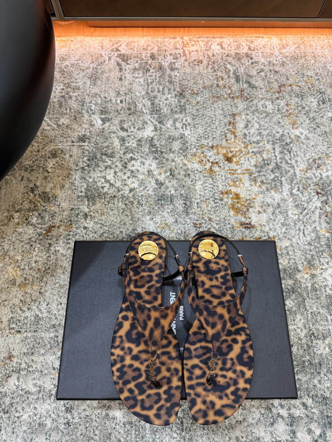 NO:889470,New product fabric leopard print lining sheepskin sole cowhide elegant style creates a different feeling heel height 1 cm counter packaging simple temperament style!  show bdetails ———————————— size. ｜35-39 (40 41 customized), high heels, high heels, cowhide, sheepskin19860909新品 面料 豹纹 内里 羊皮 鞋底 牛皮 优雅风格 创造不一样的感觉 跟高 1 cm 专柜包装 简约气质款式！ show bdetails ———————————— size. ｜35-39（40 41 定制),高跟鞋,high heels,cowhide,sheepskin,Women's Shoes