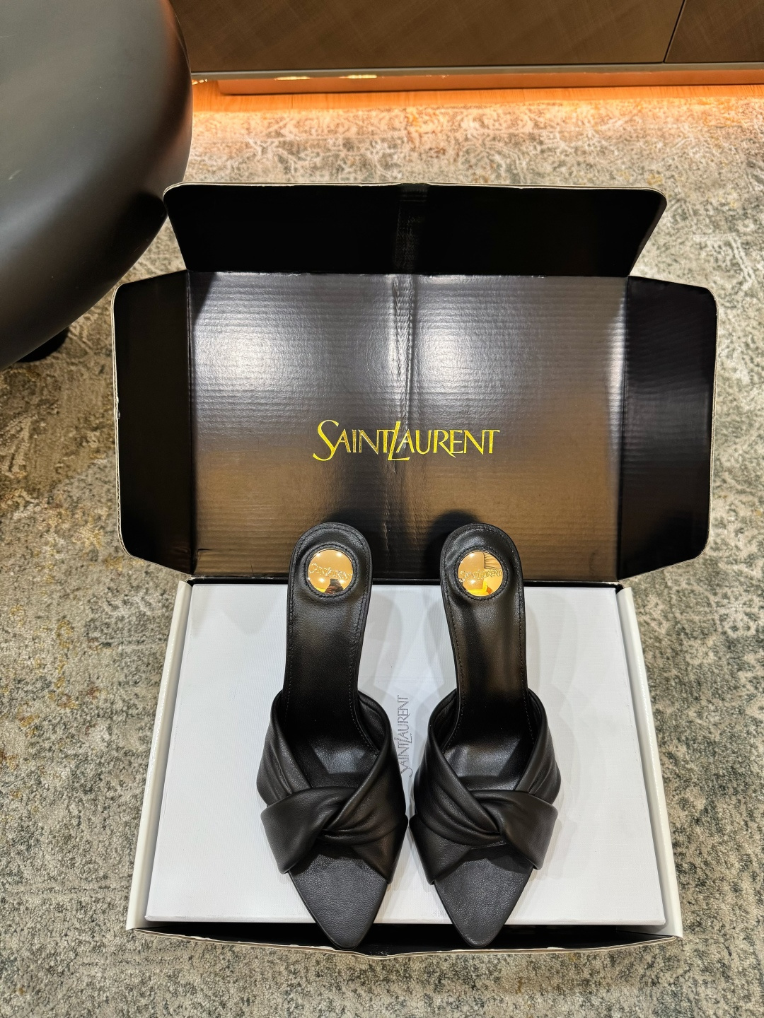 NO:889437,New product Fabric Sheepskin Lining Sheepskin Sole Cowhide Elegant style Creates a different feeling Heel height 7.5 cm Comes with its own branded airplane box Simple and elegant style!  show bdetails ———————————— size. ｜35-39 (40 41 customized), high heels, high heels, cowhide, sheepskin19860909新品 面料 羊皮 内里 羊皮 鞋底 牛皮 优雅风格 创造不一样的感觉 跟高 7.5 cm 自带品牌飞机盒 简约气质款式！ show bdetails ———————————— size. ｜35-39（40 41 定制),高跟鞋,high heels,cowhide,sheepskin,Women's Shoes
