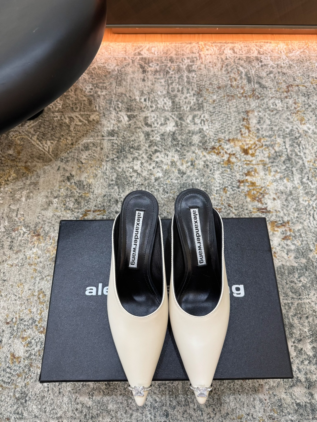 NO:889502,New product Fabric Cowhide Lining Sheepskin Sole Cowhide Elegant style Creates a different feeling Heel height 6.5 cm Counter packaging Simple and elegant style!  show bdetails ———————————— size. ｜35-39 (40 41 customized), semi-trailer, cowhide, sheepskin19860909新品 面料 牛皮 内里 羊皮 鞋底 牛皮  优雅风格 创造不一样的感觉 跟高 6.5 cm 专柜包装 简约气质款式！ show bdetails ———————————— size. ｜35-39（40 41 定制）,半拖,cowhide,sheepskin,Women's Shoes