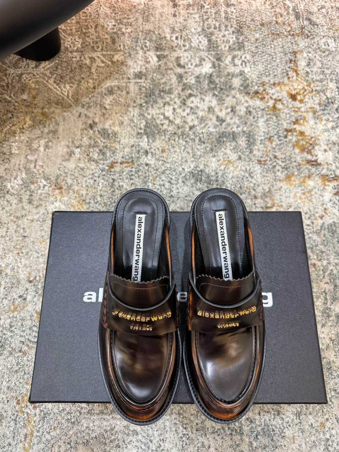 NO:889511,New product Fabric Open edge beads Lining Sheepskin Sole Cowhide Elegant style Creates a different feeling Heel height 5 cm Counter packaging Simple and elegant style!  show bdetails ———————————— size. ｜35-39 (40 41 customized), semi-trailer, cowhide, sheepskin19860909新品 面料 开边珠 内里 羊皮 鞋底 牛皮  优雅风格 创造不一样的感觉 跟高 5 cm 专柜包装 简约气质款式！ show bdetails ———————————— size. ｜35-39（40 41 定制）,半拖,cowhide,sheepskin,Women's Shoes