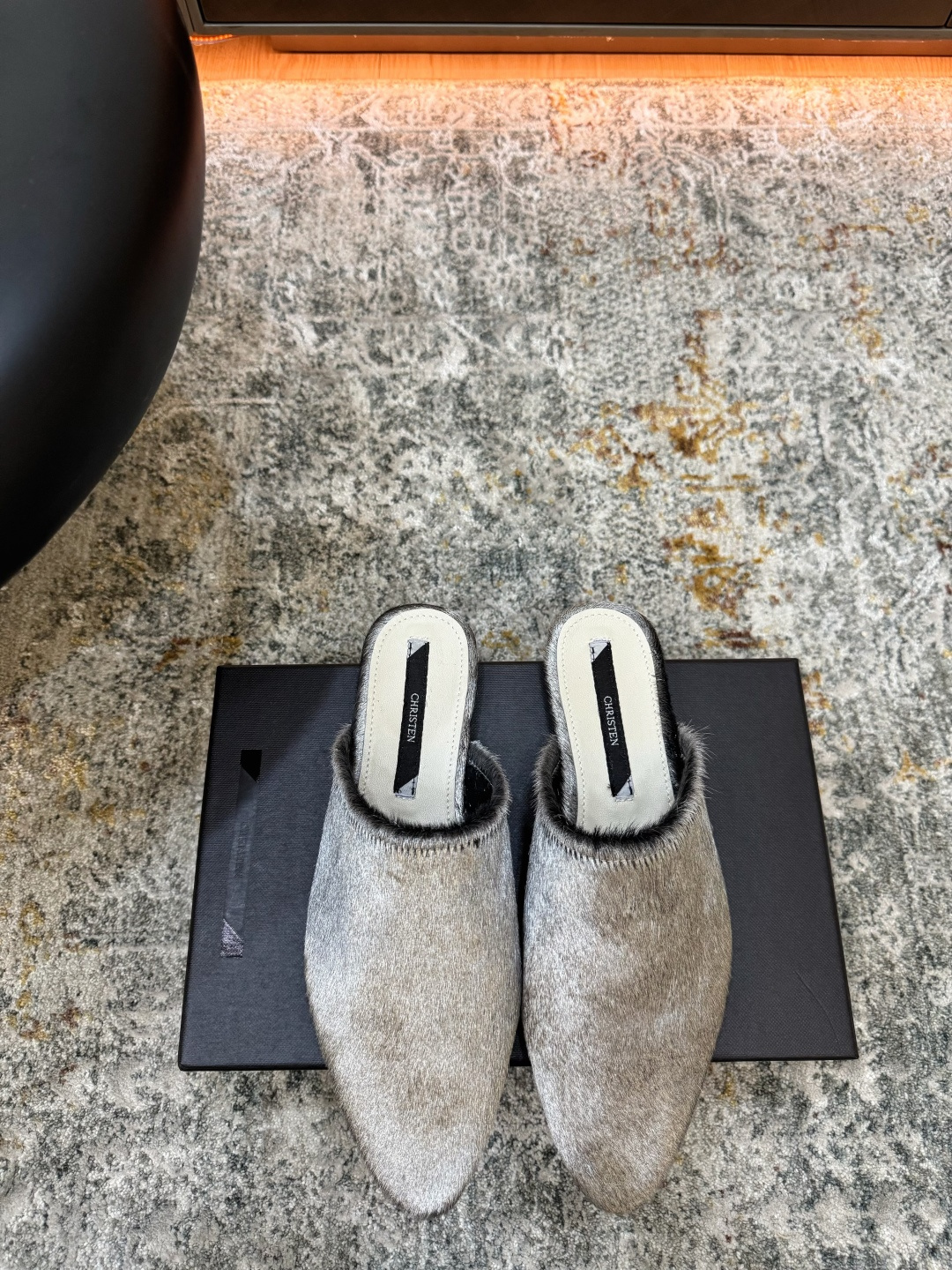 NO:889520,Hot product online Fabric Fetal horse hair Lining Sheepskin Sole Cowhide sole Elegant style Creates a different feeling Heel height 1 cm Counter packaging Simple and elegant style!  show bdetails ———————————— size. ｜35-39 (40 customized), semi-trailer, cowhide, sheepskin19860909爆品上线 面料 胎马毛  内里 羊皮 鞋底 牛皮底 优雅风格 创造不一样的感觉 跟高 1 cm 专柜包装 简约气质款式！ show bdetails ———————————— size. ｜35-39（40 定制）,半拖,cowhide,sheepskin,Women's Shoes