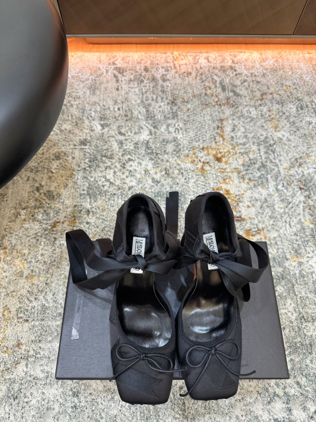 NO:889528,Hot product online. Fabric: Silk. Lining. Sheepskin. Sole. Cowhide sole. Elegant style. Create a different feeling. Heel height 7 cm. Counter packaging. Simple and elegant style!  show bdetails ———————————— size.｜35-39 (40 41 42 customized),sandals,sandals,cowhide,sheepskin,real silk19860909爆品上线 面料 真丝  内里 羊皮 鞋底 牛皮底 优雅风格 创造不一样的感觉 跟高 7 cm 专柜包装 简约气质款式！ show bdetails ———————————— size. ｜35-39（40 41 42定制）,凉鞋,sandals,cowhide,sheepskin,real silk,Women's Shoes