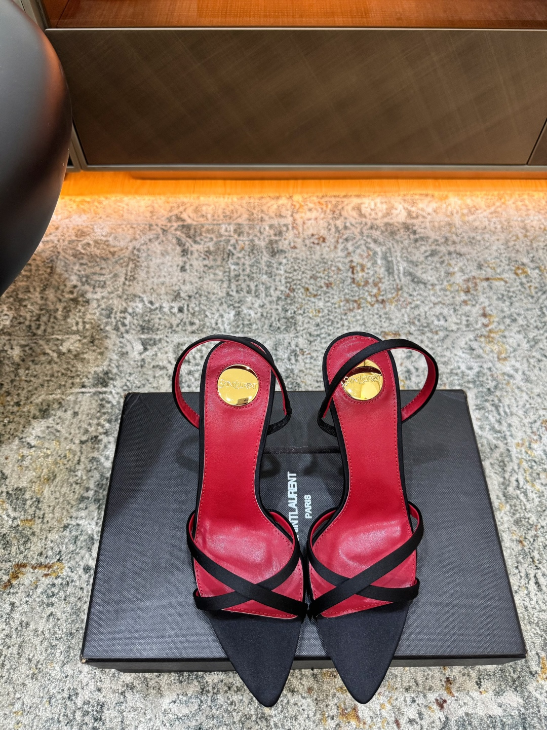 NO:902948,New arrivals in early spring Fabric Silk Lining Sheepskin Sole Cowhide Elegant style Creates a different feeling Heel height 9 cm Counter packaging Simple and elegant style!  show bdetails ———————————— size. ｜35-39 (40 41 42 customized), high heels sandals, sandals, high heels, cowhide, sheepskin, real silk19860909早春新品 面料 真丝  内里 羊皮 鞋底 牛皮 优雅风格 创造不一样的感觉 跟高 9 cm 专柜包装 简约气质款式！ show bdetails ———————————— size. ｜35-39（40 41 42 定制),高跟鞋凉鞋,sandals,high heels,cowhide,sheepskin,real silk,Women's Shoes