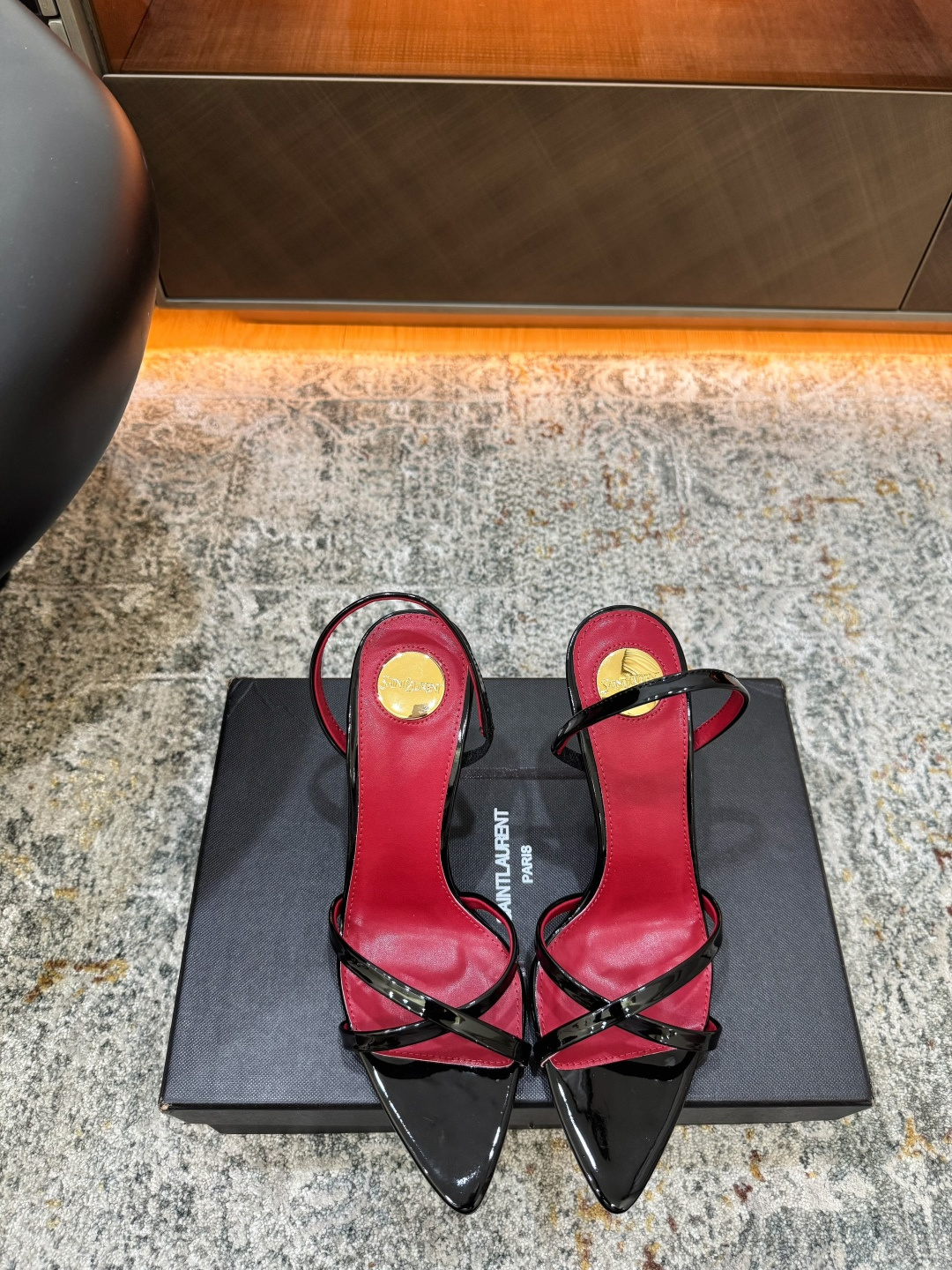 NO:902893,New arrivals in early spring Fabric Patent leather Lining Sheepskin Sole Cowhide Elegant style Creates a different feeling Heel height 9 cm Counter packaging Simple and elegant style!  show bdetails ———————————— size. ｜35-39 (40 41 42 customized), high heels sandals, sandals, high heels, cowhide, sheepskin19860909早春新品 面料 漆皮 内里 羊皮 鞋底 牛皮 优雅风格 创造不一样的感觉 跟高 9 cm 专柜包装 简约气质款式！ show bdetails ———————————— size. ｜35-39（40 41 42 定制),高跟鞋凉鞋,sandals,high heels,cowhide,sheepskin,Women's Shoes