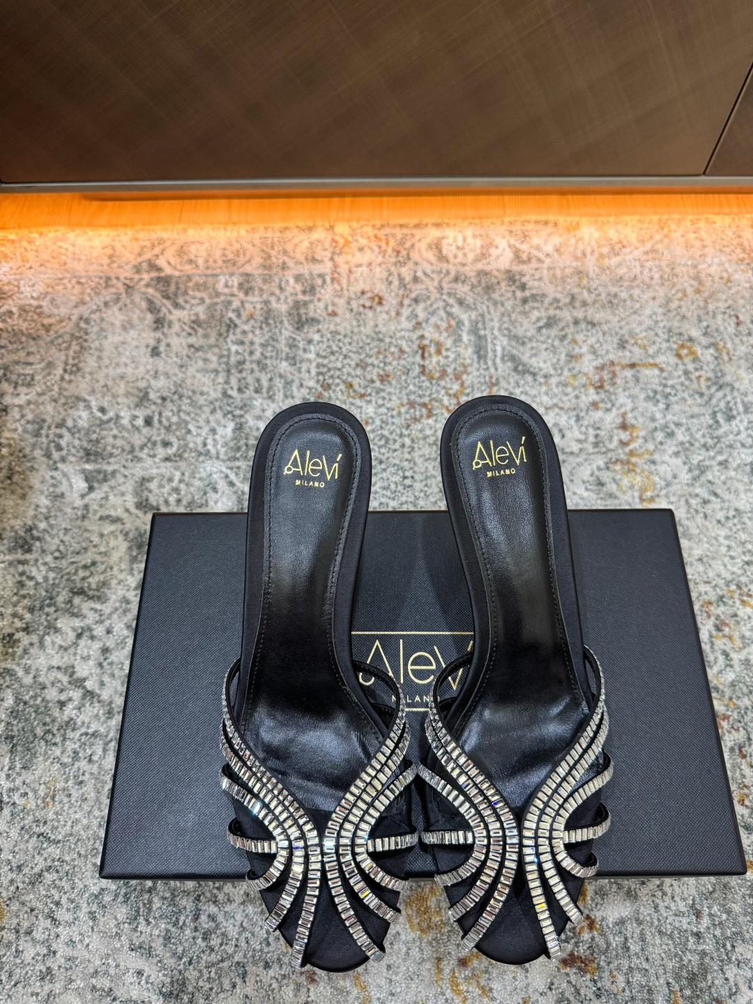 NO:876862,Recommended hot items Fabric Silk Lining Sheepskin Sole Cowhide Elegant style Creates a different feeling Heel height 11 cm Counter packaging Simple and elegant style!  show bdetails ———————————— size. ｜35-39 (40 41 42 43 customized), high heels sandals, sandals, high heels, cowhide, sheepskin, real silk19860909爆款推荐 面料 真丝  内里 羊皮 鞋底 牛皮 优雅风格 创造不一样的感觉 跟高 11 cm 专柜包装  简约气质款式！ show bdetails ———————————— size. ｜35-39（40 41 42 43定制）,高跟鞋凉鞋,sandals,high heels,cowhide,sheepskin,real silk,Women's Shoes