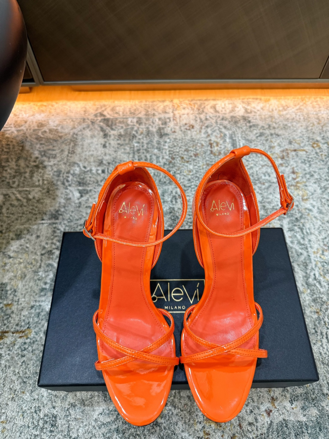 NO:876855,Recommended hot items Fabric Patent leather Lining Sheepskin Sole Cowhide Elegant style Creates a different feeling Heel height 11 cm Counter packaging Simple and elegant style!  show bdetails ———————————— size. ｜35-39 (40 41 42 43 customized), high heels sandals, sandals, high heels, cowhide, sheepskin19860909爆款推荐 面料 漆皮  内里 羊皮 鞋底 牛皮 优雅风格 创造不一样的感觉 跟高 11 cm 专柜包装  简约气质款式！ show bdetails ———————————— size. ｜35-39（40 41 42 43定制）,高跟鞋凉鞋,sandals,high heels,cowhide,sheepskin,Women's Shoes