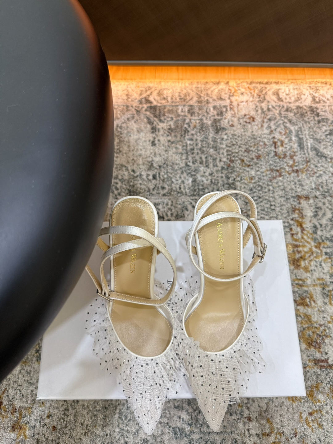 NO:902900,Fairy version sandals, pure handmade lace folding technology, very beautiful, invincible on the feet. Imported lace lining, sheepskin sole, cowhide outsole, elegant style, creating a different feeling. Heel height 9.5 cm, counter packaging, simple and elegant style!  show bdetails ———————————— size. ｜35-39 (40 41 42 customized), high heels sandals, sandals, high heels, cowhide, sheepskin19860909仙女版凉鞋,纯手工蕾丝折叠工艺,非常的美,上脚无敌了 进口 蕾丝 内里 羊皮 鞋底 牛皮大底 优雅风格 创造不一样的感觉 跟高 9.5 cm 专柜包装 简约气质款式！ show bdetails ———————————— size. ｜35-39（40 41 42 定制）,高跟鞋凉鞋,sandals,high heels,cowhide,sheepskin,Women's Shoes