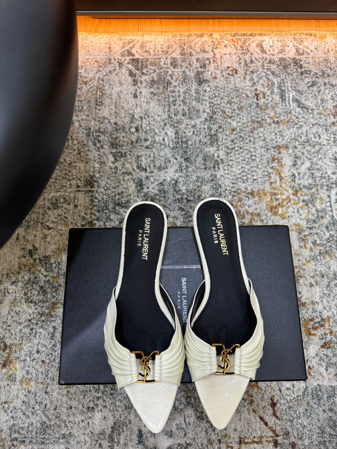 NO:902808,New arrivals in early spring Fabric Oil-waxed leather Lining Sheepskin Sole Cowhide Elegant style Creates a different feeling Heel height 1 cm Counter packaging Simple and elegant style!  show bdetails ———————————— size. ｜35-39 (40 41 42 customized), high heels slippers, high heels, slippers, cowhide, sheepskin19860909早春新品 面料 油蜡皮 内里 羊皮 鞋底 牛皮 优雅风格 创造不一样的感觉 跟高 1 cm 专柜包装 简约气质款式！ show bdetails ———————————— size. ｜35-39（40 41 42 定制),高跟鞋拖鞋,high heels,slippers,cowhide,sheepskin,Women's Shoes