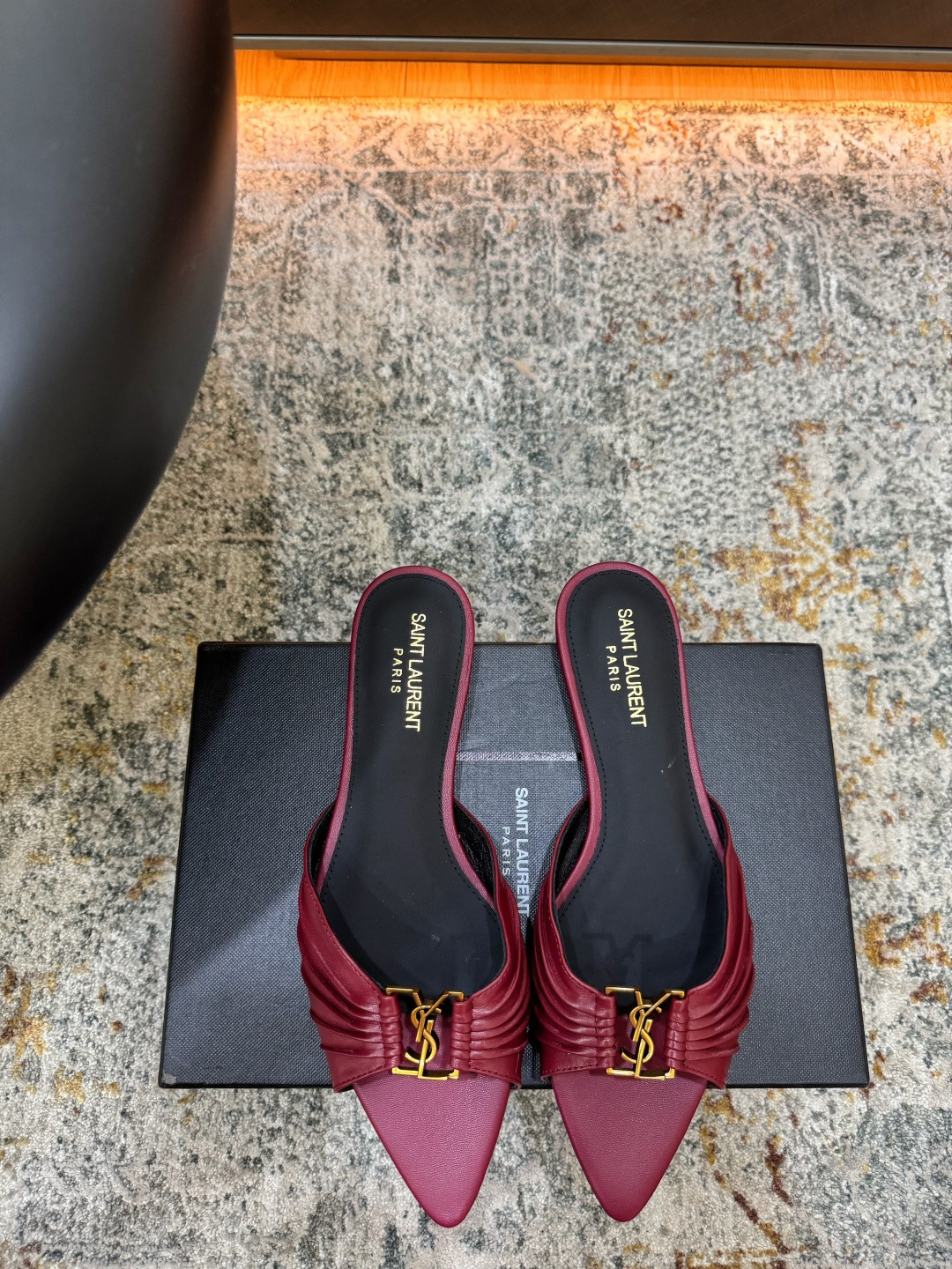 NO:902811,New arrivals in early spring Fabric Cowhide Lining Sheepskin Sole Cowhide Elegant style Creates a different feeling Heel height 1 cm Counter packaging Simple and elegant style!  show bdetails ———————————— size. ｜35-39 (40 41 42 customized), high heels slippers, high heels, slippers, cowhide, sheepskin19860909早春新品 面料 牛皮 内里 羊皮 鞋底 牛皮 优雅风格 创造不一样的感觉 跟高 1 cm 专柜包装 简约气质款式！ show bdetails ———————————— size. ｜35-39（40 41 42 定制),高跟鞋拖鞋,high heels,slippers,cowhide,sheepskin,Women's Shoes