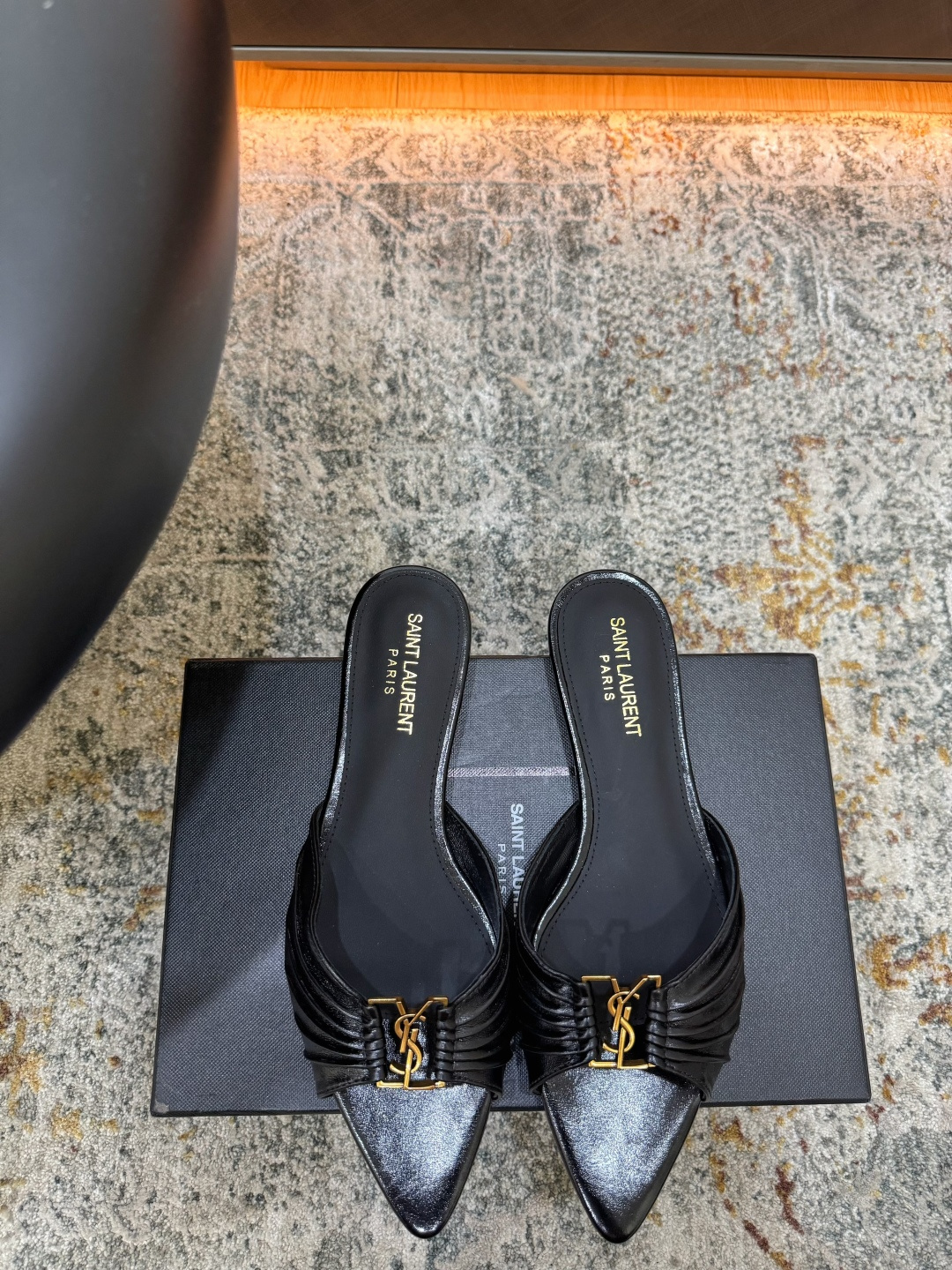 NO:902816,New arrivals in early spring Fabric Oil-waxed leather Lining Sheepskin Sole Cowhide Elegant style Creates a different feeling Heel height 1 cm Counter packaging Simple and elegant style!  show bdetails ———————————— size. ｜35-39 (40 41 42 customized), high heels slippers, high heels, slippers, cowhide, sheepskin19860909早春新品 面料 油蜡皮 内里 羊皮 鞋底 牛皮 优雅风格 创造不一样的感觉 跟高 1 cm 专柜包装 简约气质款式！ show bdetails ———————————— size. ｜35-39（40 41 42 定制),高跟鞋拖鞋,high heels,slippers,cowhide,sheepskin,Women's Shoes