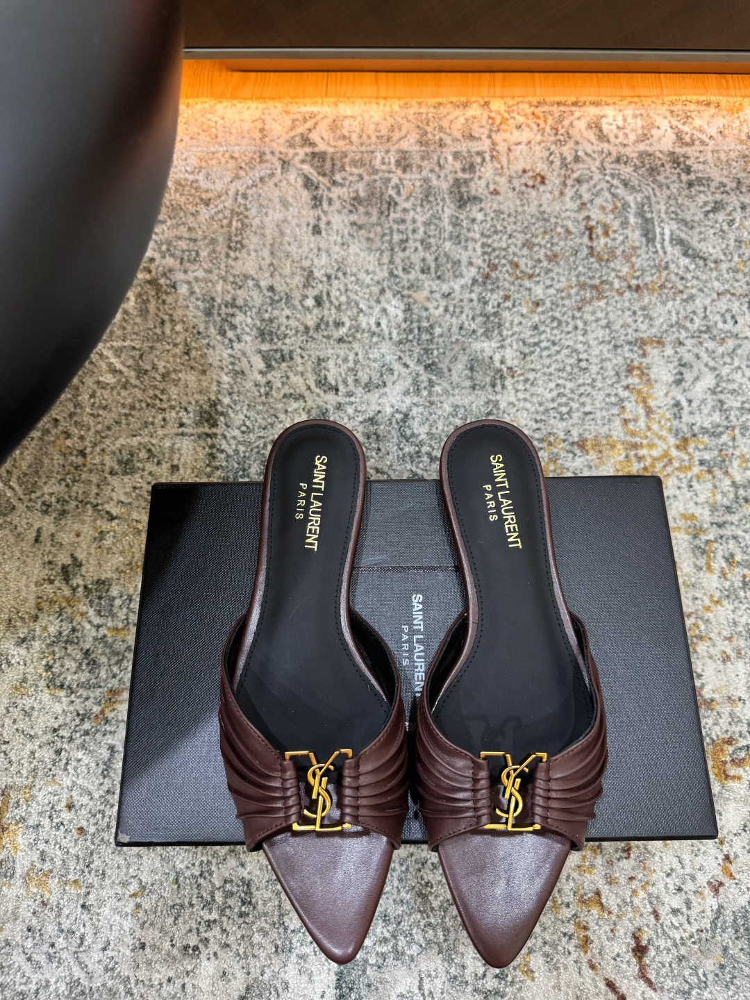 NO:902822,New arrivals in early spring Fabric Cowhide Lining Sheepskin Sole Cowhide Elegant style Creates a different feeling Heel height 1 cm Counter packaging Simple and elegant style!  show bdetails ———————————— size. ｜35-39 (40 41 42 customized), high heels slippers, high heels, slippers, cowhide, sheepskin19860909早春新品 面料 牛皮 内里 羊皮 鞋底 牛皮 优雅风格 创造不一样的感觉 跟高 1 cm 专柜包装 简约气质款式！ show bdetails ———————————— size. ｜35-39（40 41 42 定制),高跟鞋拖鞋,high heels,slippers,cowhide,sheepskin,Women's Shoes