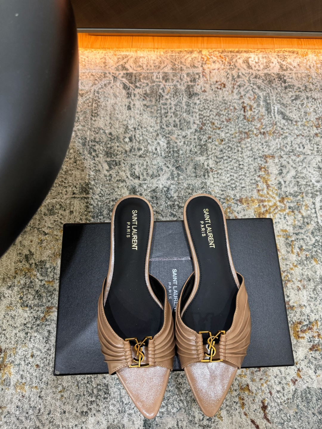 NO:902828,New arrivals in early spring Fabric Oil-waxed leather Lining Sheepskin Sole Cowhide Elegant style Creates a different feeling Heel height 1 cm Counter packaging Simple and elegant style!  show bdetails ———————————— size. ｜35-39 (40 41 42 customized), high heels slippers, high heels, slippers, cowhide, sheepskin19860909早春新品 面料 油蜡皮 内里 羊皮 鞋底 牛皮 优雅风格 创造不一样的感觉 跟高 1 cm 专柜包装 简约气质款式！ show bdetails ———————————— size. ｜35-39（40 41 42 定制),高跟鞋拖鞋,high heels,slippers,cowhide,sheepskin,Women's Shoes
