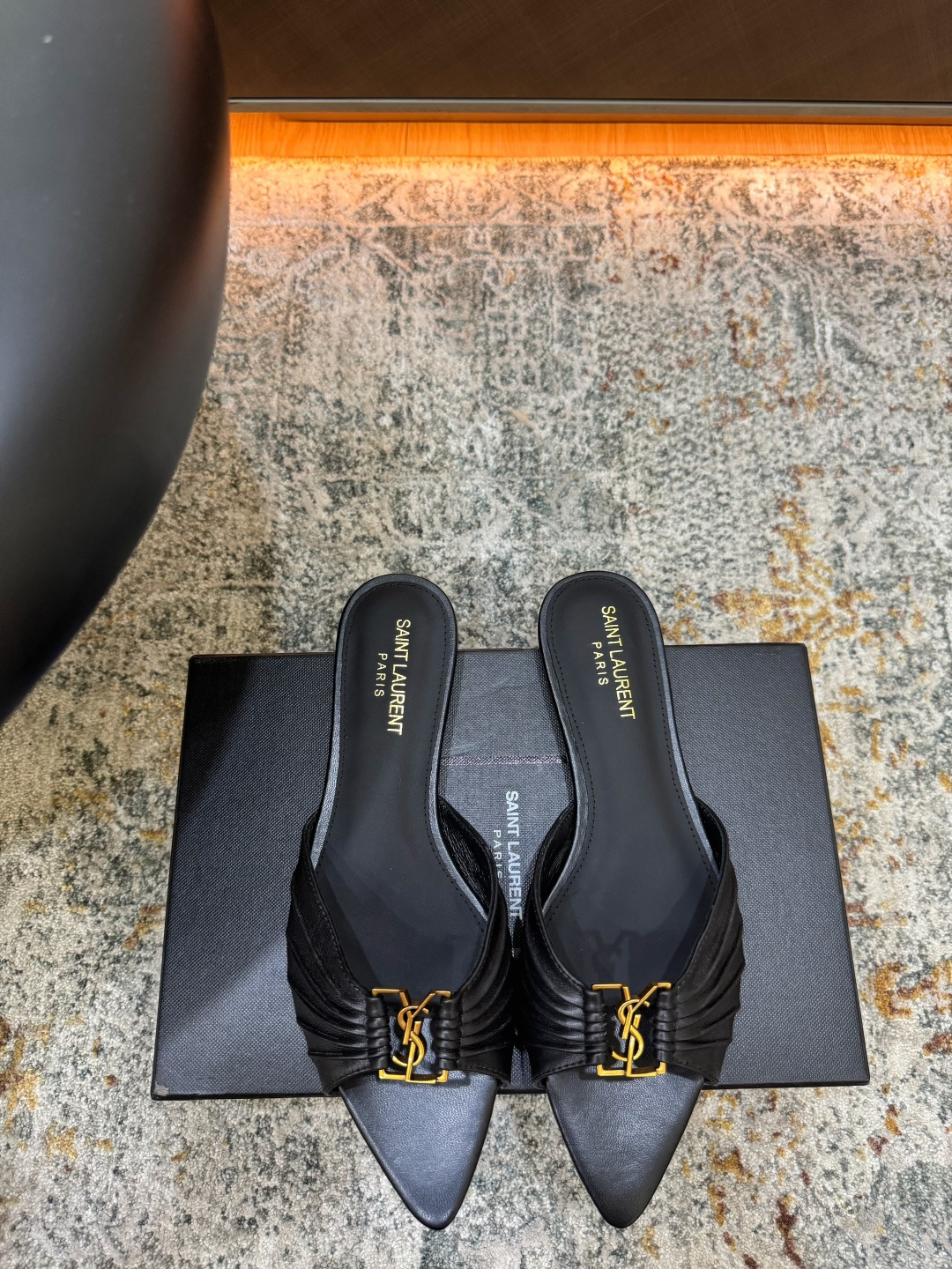 NO:902842,New arrivals in early spring Fabric Cowhide Lining Sheepskin Sole Cowhide Elegant style Creates a different feeling Heel height 1 cm Counter packaging Simple and elegant style!  show bdetails ———————————— size. ｜35-39 (40 41 42 customized), high heels slippers, high heels, slippers, cowhide, sheepskin19860909早春新品 面料 牛皮 内里 羊皮 鞋底 牛皮 优雅风格 创造不一样的感觉 跟高 1 cm 专柜包装 简约气质款式！ show bdetails ———————————— size. ｜35-39（40 41 42 定制),高跟鞋拖鞋,high heels,slippers,cowhide,sheepskin,Women's Shoes