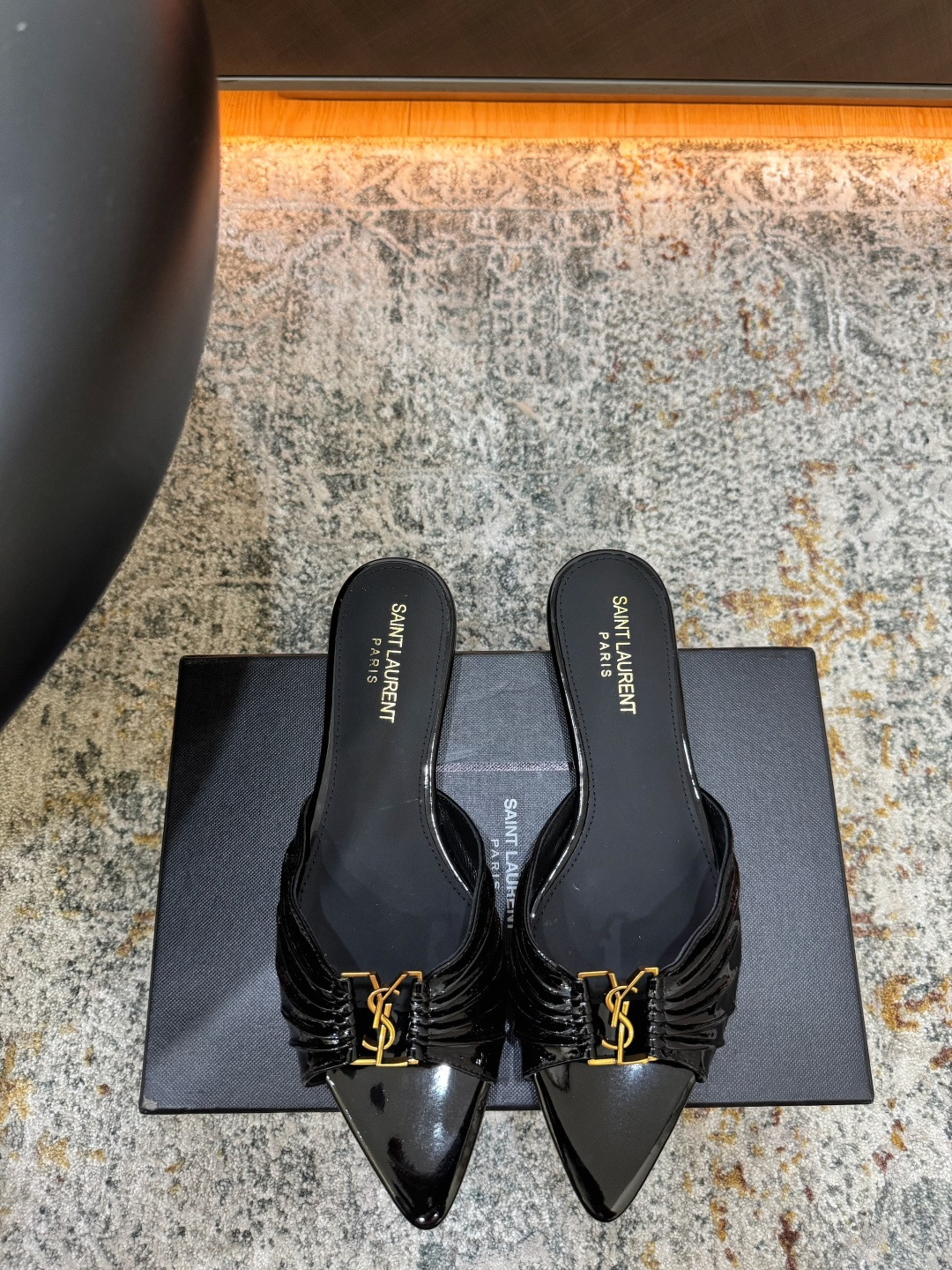 NO:902835,New arrivals in early spring Fabric Patent leather Lining Sheepskin Sole Cowhide Elegant style Creates a different feeling Heel height 1 cm Counter packaging Simple and elegant style!  show bdetails ———————————— size. ｜35-39 (40 41 42 customized), high heels slippers, high heels, slippers, cowhide, sheepskin19860909早春新品 面料 漆皮 内里 羊皮 鞋底 牛皮 优雅风格 创造不一样的感觉 跟高 1 cm 专柜包装 简约气质款式！ show bdetails ———————————— size. ｜35-39（40 41 42 定制),高跟鞋拖鞋,high heels,slippers,cowhide,sheepskin,Women's Shoes