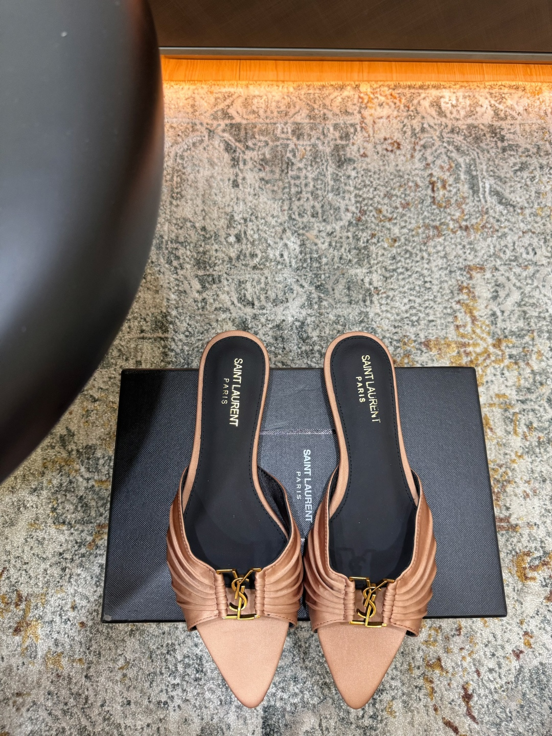 NO:902858,New arrivals in early spring Fabric Silk Lining Sheepskin Sole Cowhide Elegant style Creates a different feeling Heel height 1 cm Counter packaging Simple and elegant style!  show bdetails ———————————— size. ｜35-39 (40 41 42 customized), high heels and slippers, high heels, slippers, cowhide, sheepskin, real silk19860909早春新品 面料 真丝 内里 羊皮 鞋底 牛皮 优雅风格 创造不一样的感觉 跟高 1 cm 专柜包装 简约气质款式！ show bdetails ———————————— size. ｜35-39（40 41 42 定制),高跟鞋拖鞋,high heels,slippers,cowhide,sheepskin,real silk,Women's Shoes