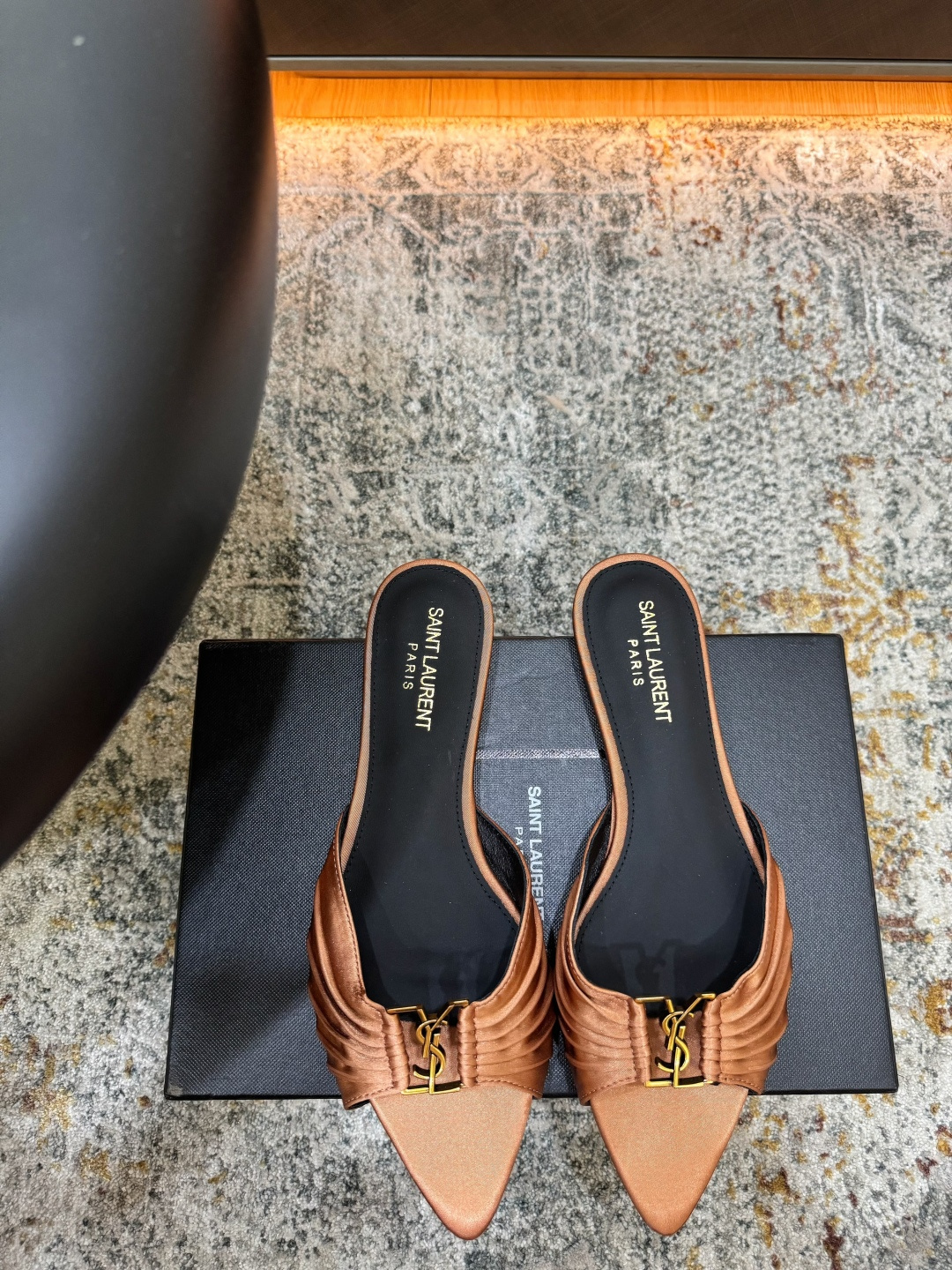 NO:902877,New arrivals in early spring Fabric Silk Lining Sheepskin Sole Cowhide Elegant style Creates a different feeling Heel height 1 cm Counter packaging Simple and elegant style!  show bdetails ———————————— size. ｜35-39 (40 41 42 customized), high heels and slippers, high heels, slippers, cowhide, sheepskin, real silk19860909早春新品 面料 真丝  内里 羊皮 鞋底 牛皮 优雅风格 创造不一样的感觉 跟高 1 cm 专柜包装 简约气质款式！ show bdetails ———————————— size. ｜35-39（40 41 42 定制),高跟鞋拖鞋,high heels,slippers,cowhide,sheepskin,real silk,Women's Shoes