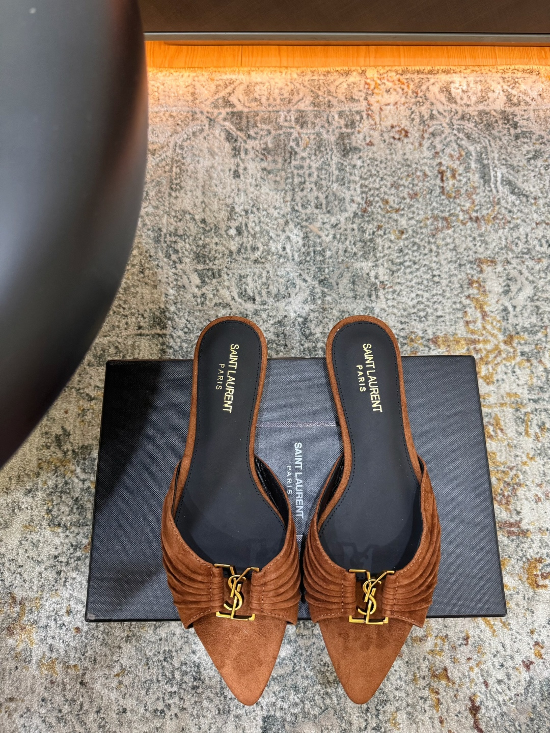 NO:902886,New arrivals in early spring Fabric Sheep suede Lining Sheepskin Sole Cowhide Elegant style Creates a different feeling Heel height 1 cm Counter packaging Simple and elegant style!  show bdetails ———————————— size. ｜35-39 (40 41 42 customized), high heels slippers, high heels, slippers, cowhide, sheepskin19860909早春新品 面料 羊反绒 内里 羊皮 鞋底 牛皮 优雅风格 创造不一样的感觉 跟高 1 cm 专柜包装 简约气质款式！ show bdetails ———————————— size. ｜35-39（40 41 42 定制),高跟鞋拖鞋,high heels,slippers,cowhide,sheepskin,Women's Shoes