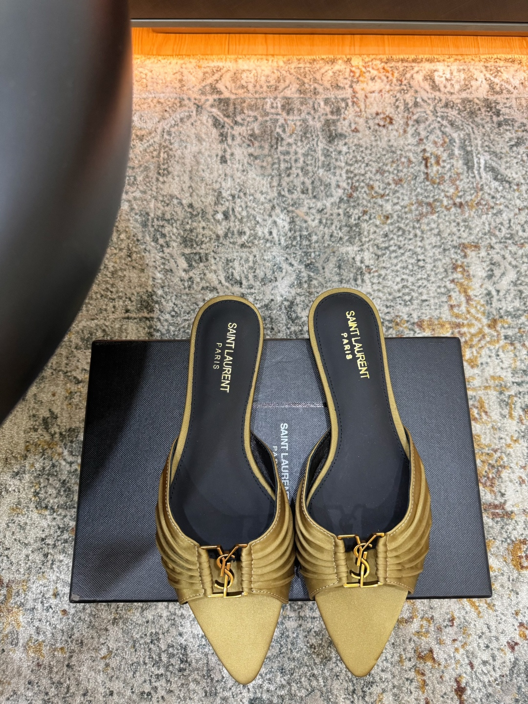 NO:902817,New arrivals in early spring Fabric Silk Lining Sheepskin Sole Cowhide Elegant style Creates a different feeling Heel height 1 cm Counter packaging Simple and elegant style!  show bdetails ———————————— size. ｜35-39 (40 41 42 customized), high heels and slippers, high heels, slippers, cowhide, sheepskin, real silk19860909早春新品 面料 真丝  内里 羊皮 鞋底 牛皮 优雅风格 创造不一样的感觉 跟高 1 cm 专柜包装 简约气质款式！ show bdetails ———————————— size. ｜35-39（40 41 42 定制),高跟鞋拖鞋,high heels,slippers,cowhide,sheepskin,real silk,Women's Shoes